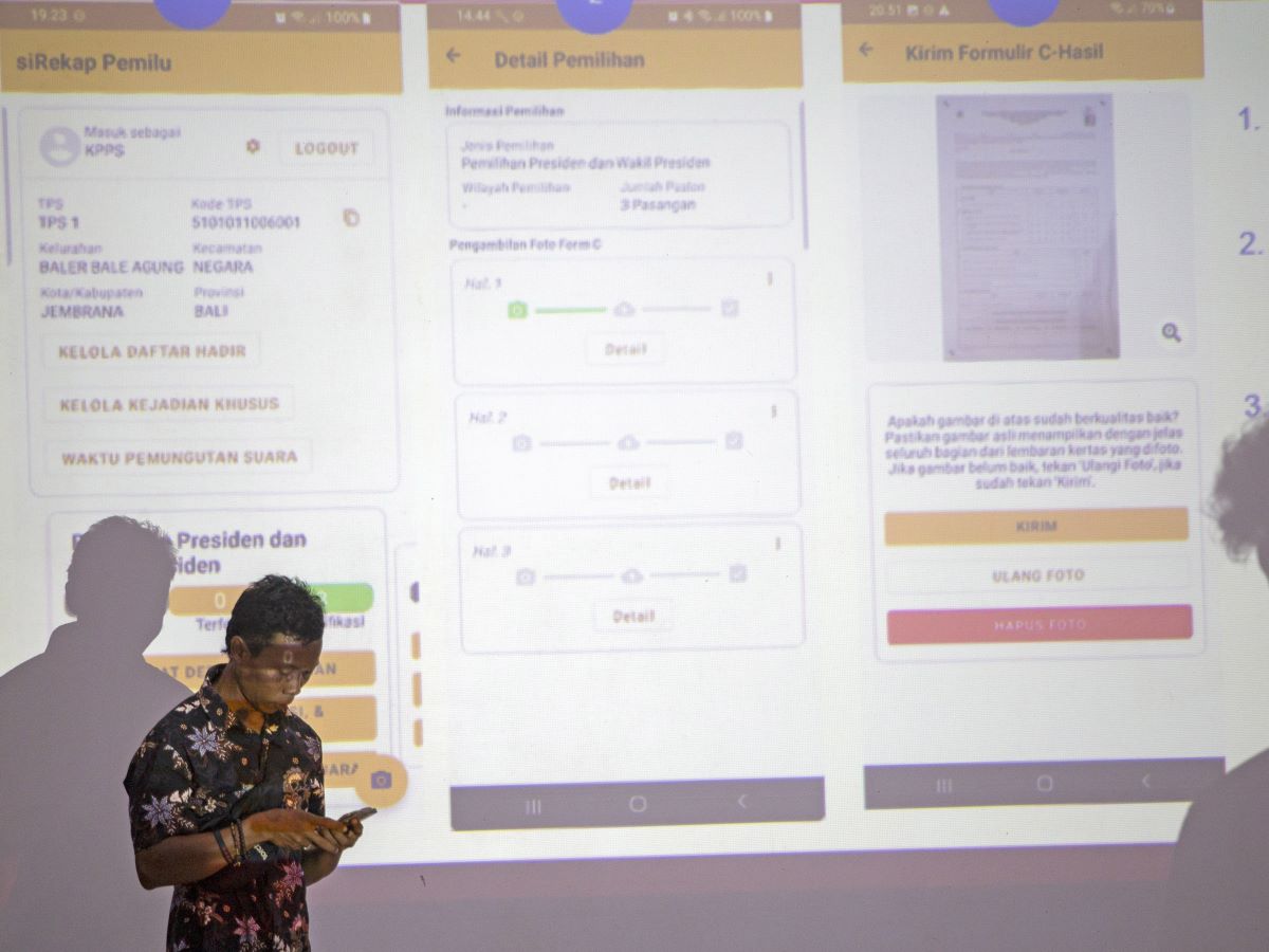 Petugas KPPS mengikuti kegiatan simulasi penghitungan suara di Indramayu, Jawa Barat, Rabu (7/2/2024).