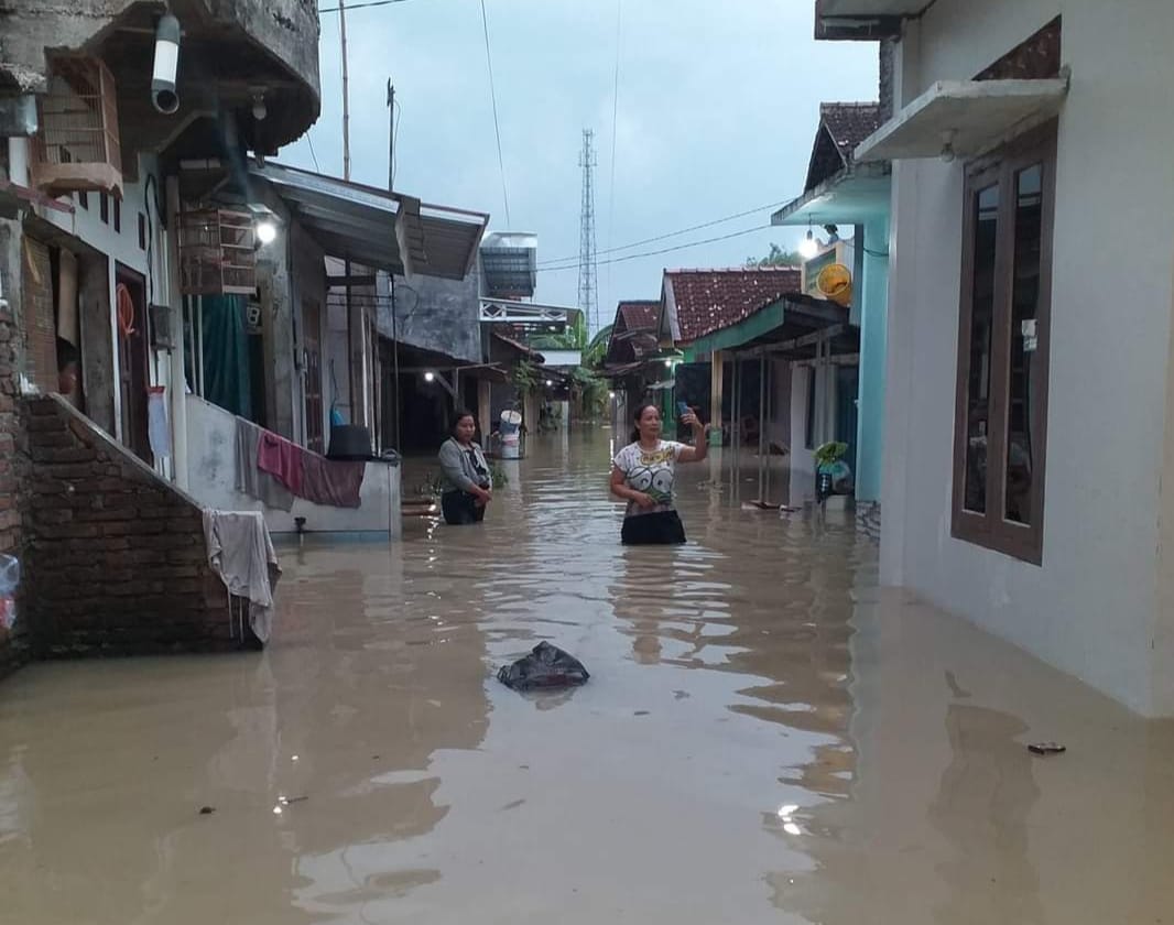Sebanyak 4.390 keluarga (56.919 jiwa) di 24 desa di enam kecamatan mengungsi karena terdampak banjir di Kabupaten Grobogan.