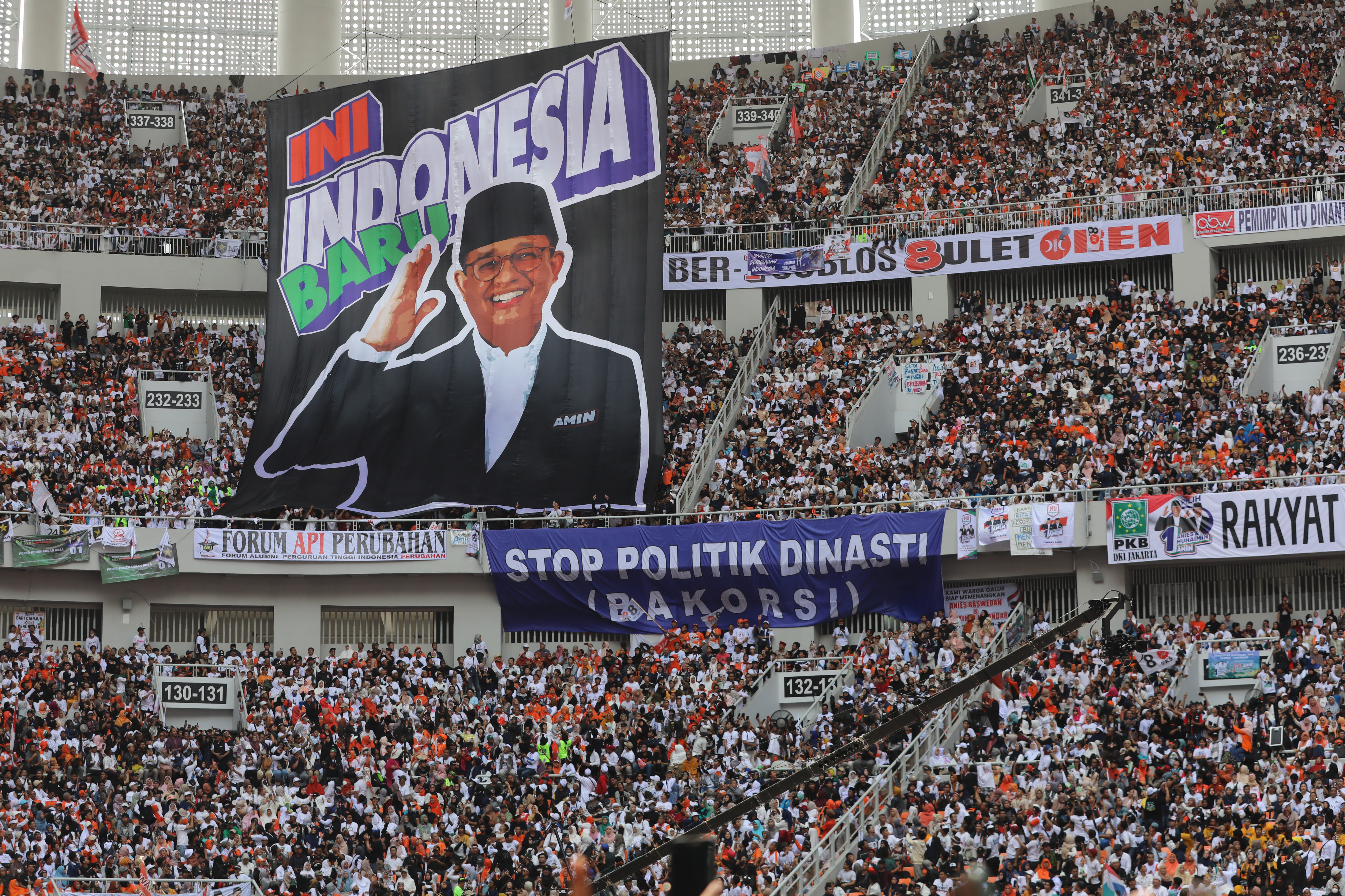  Massa menghadiri kampanye akbar Calon Presiden dan Calon Wakil Presiden nomor urut 1 Anies Baswedan