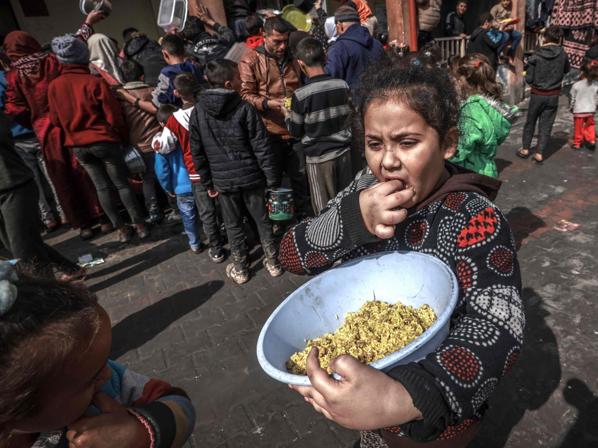 Anak-anak pengungsi Palestina berkumpul untuk menerima makanan di sekolah negeri, Rafah, Jalur Gaza selatan, pada 19 Februari 2024.