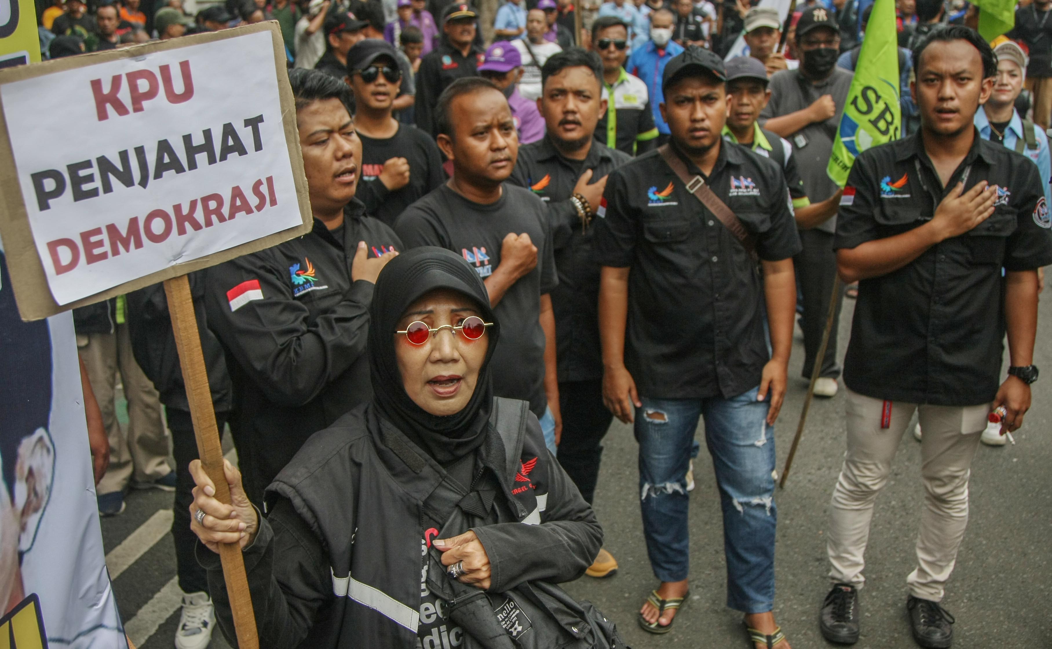 Massa Poros Buruh berunjuk rasa di depan Gedung KPU, Jakarta,