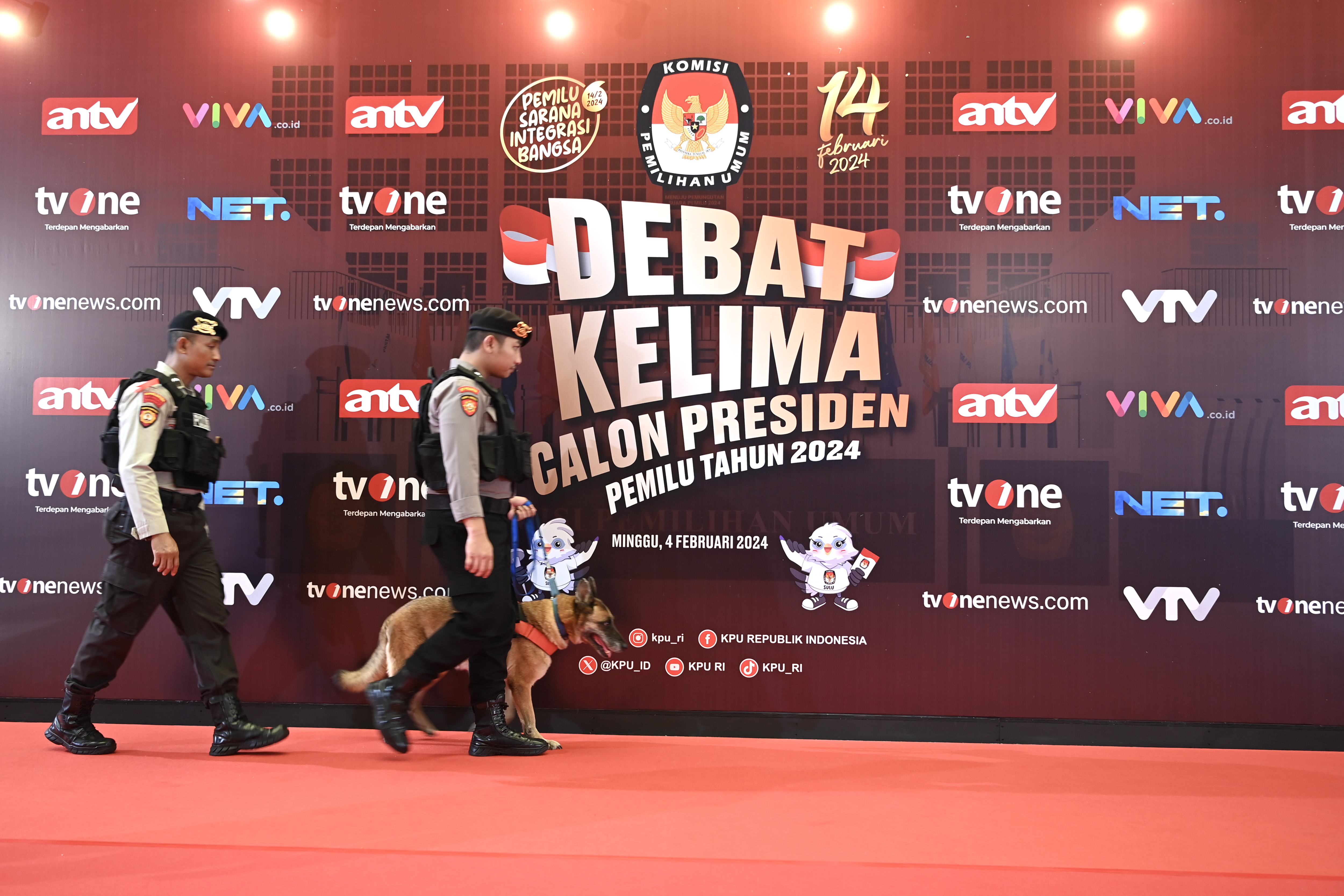 Personel K-9 Polri melakukan sterilisasi lokasi Debat Kelima Pilpres 2024 di Jakarta Convention Center (JCC), Jakarta.