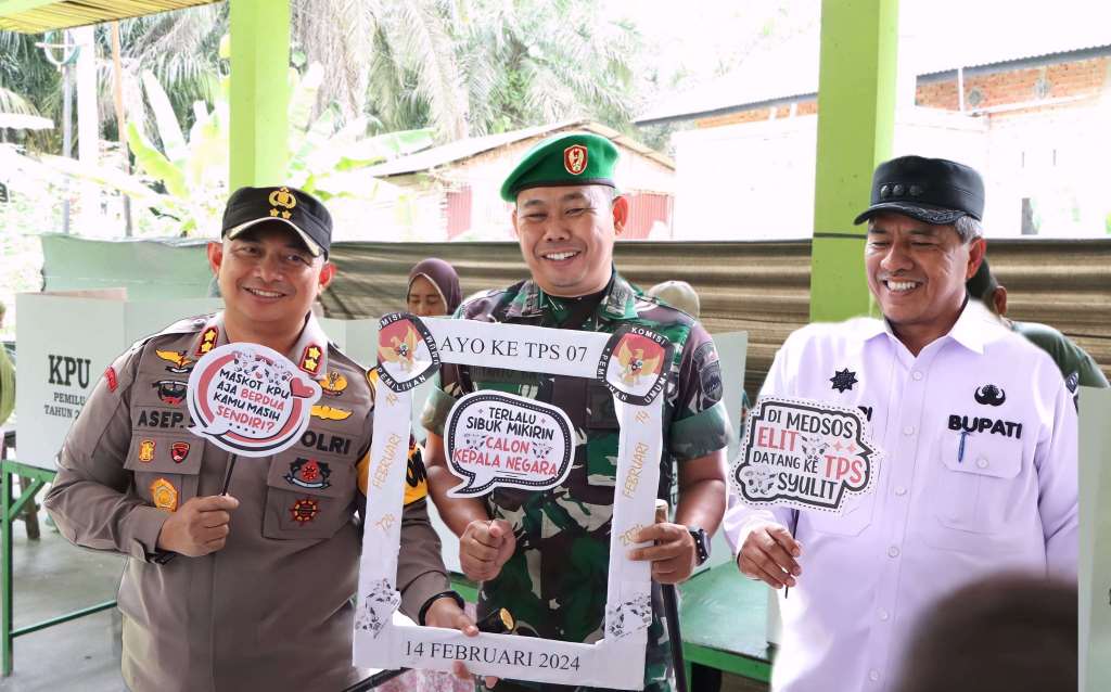 Kapolres Siak AKBP Asep Sujarwadi (kiri) saat monitoring pemungutan suara Pemilu 2024 pada salah satu TPS di Kabupaten Siak, Riau.