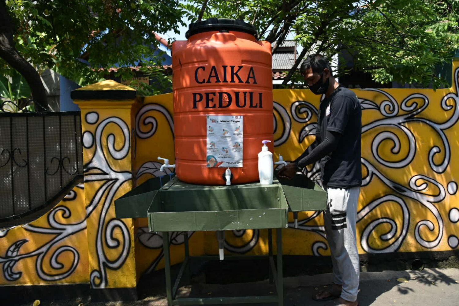 Warga menggunakan fasilitas cuci tangan di kawasan Kampung Rawa Pasung RW 022, Kelurahan Kota Baru, Kecamatan Bekasi Barat, Bekasi, Jabar.