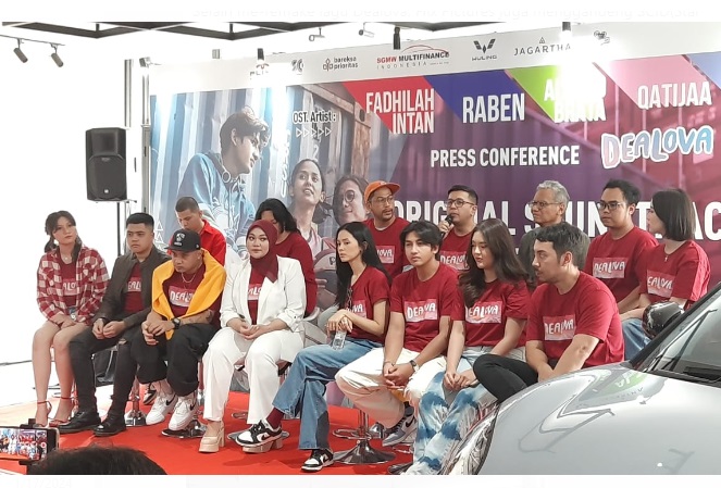 Para pemeran, produser, dan sutradara film Dealova yang akan tayang 22 Februari 2024. 