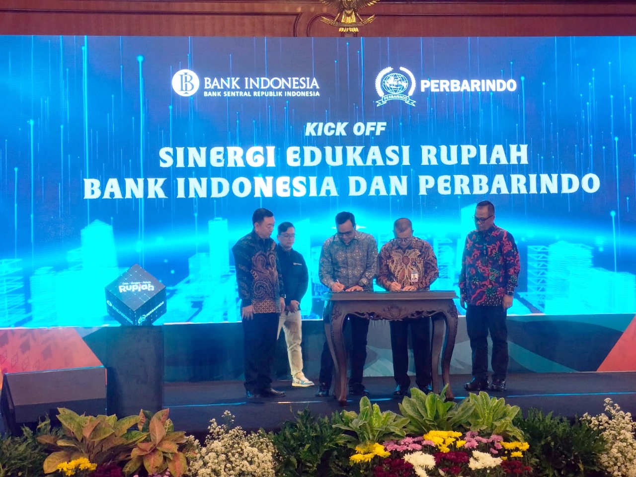  Kick Off Edukasi Cinta Bangga Paham (CBP) Rupiah, antara BI dan Perbarindo di Surabaya, Jawa Timur.
