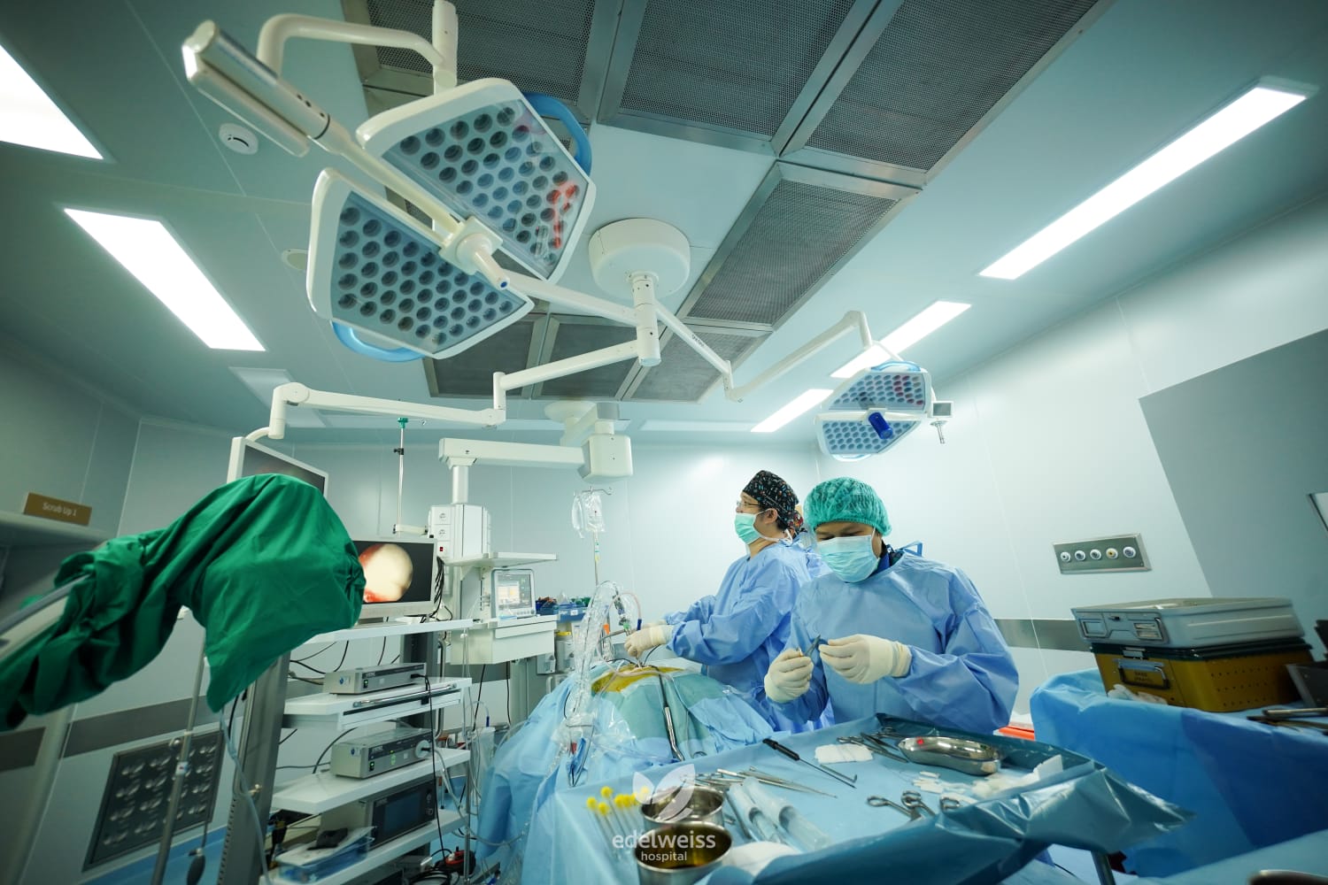 Aktivitas transplantasi organ di ruang operasi