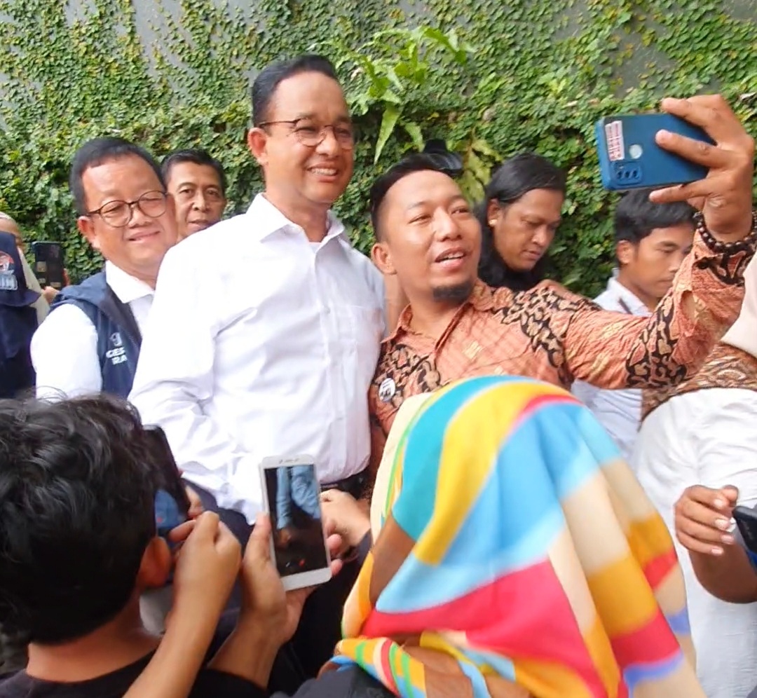 Anies sempatkan sapa tetangganya sebelum pergi ke lokasi debat capres