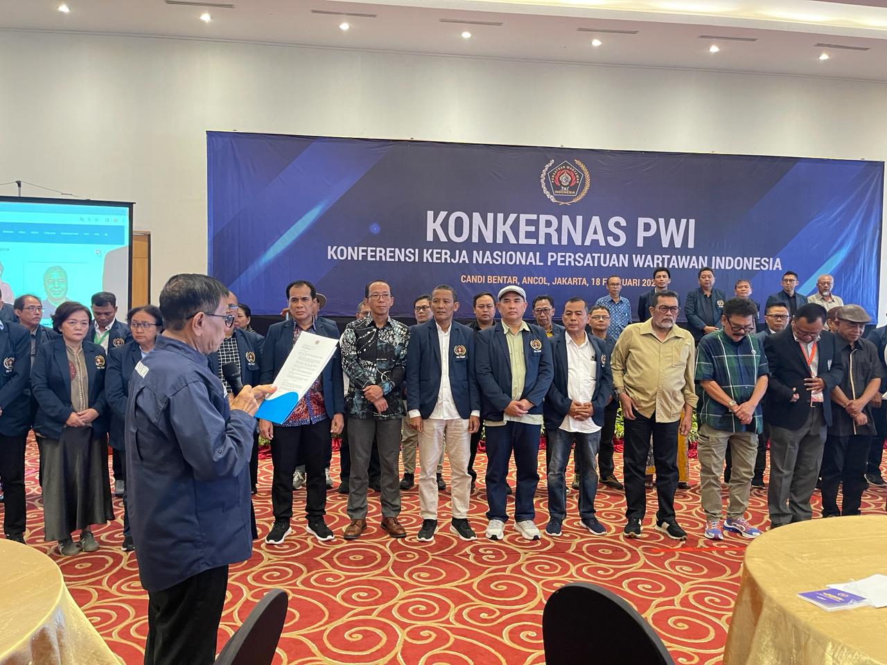 Pengukuhan pengurus PWI Pusat, di Putri Duyung Cottage, Ancol, Jakarta, pada Minggu (18/2). 