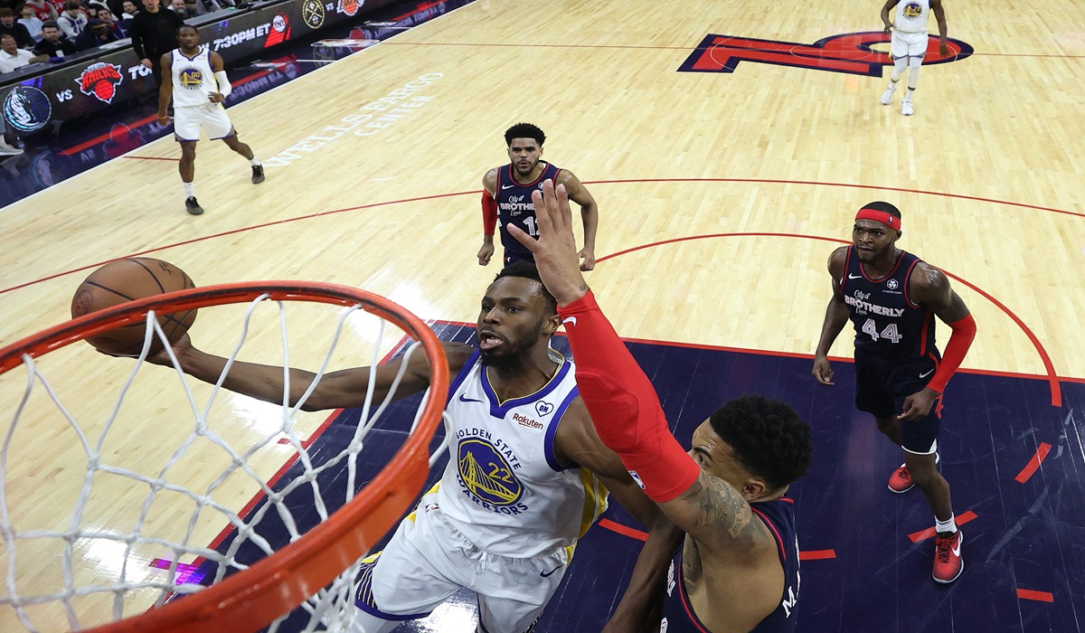 Pebasket Golden State Warriors Andrew Wiggins melakukan lay up di laga NBA melawan Philadelphia 76ers.
