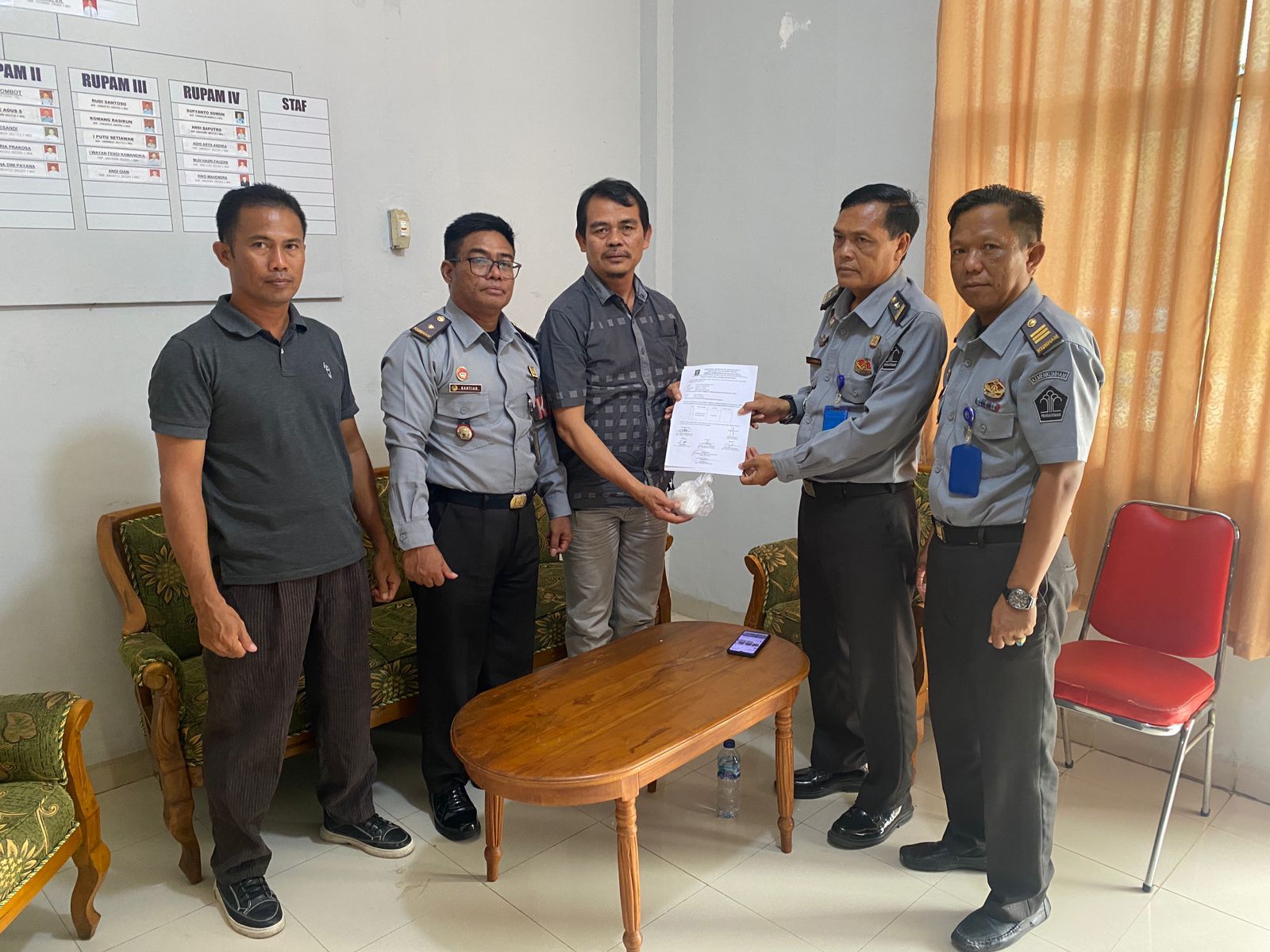 Penyerahan laporan penggagalan penyelundupan narkoba jenis sabu-sabu kepada Satres Narkoba Polres Banggai di Luwuk, Selasa (6/2).