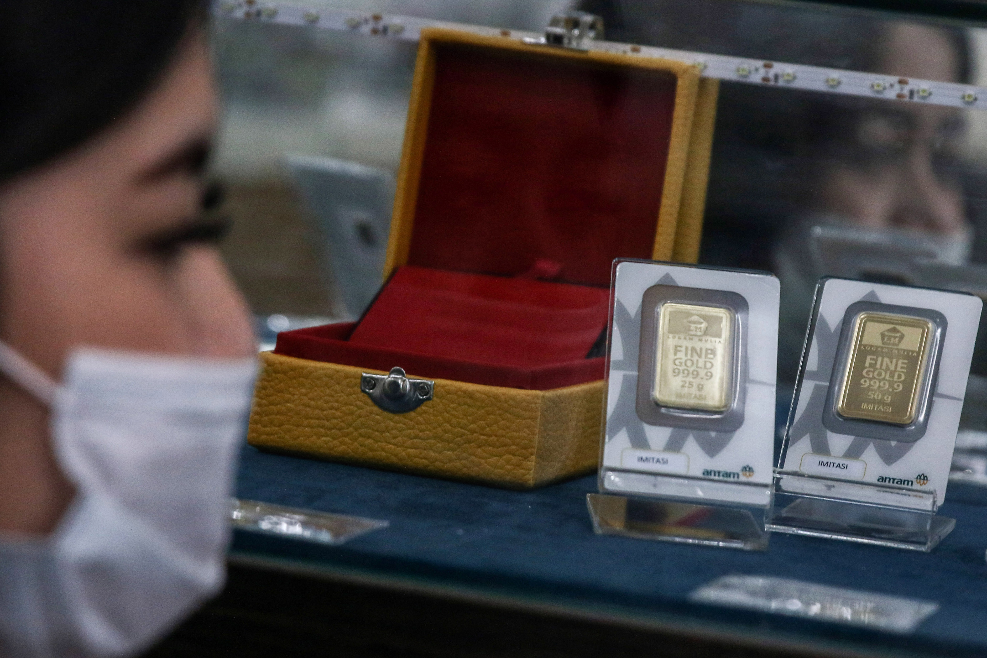 Karyawati menunjukkan replika logam mulia di Butik Emas Logam Mulia, Jakarta, Senin (12/10/2020).