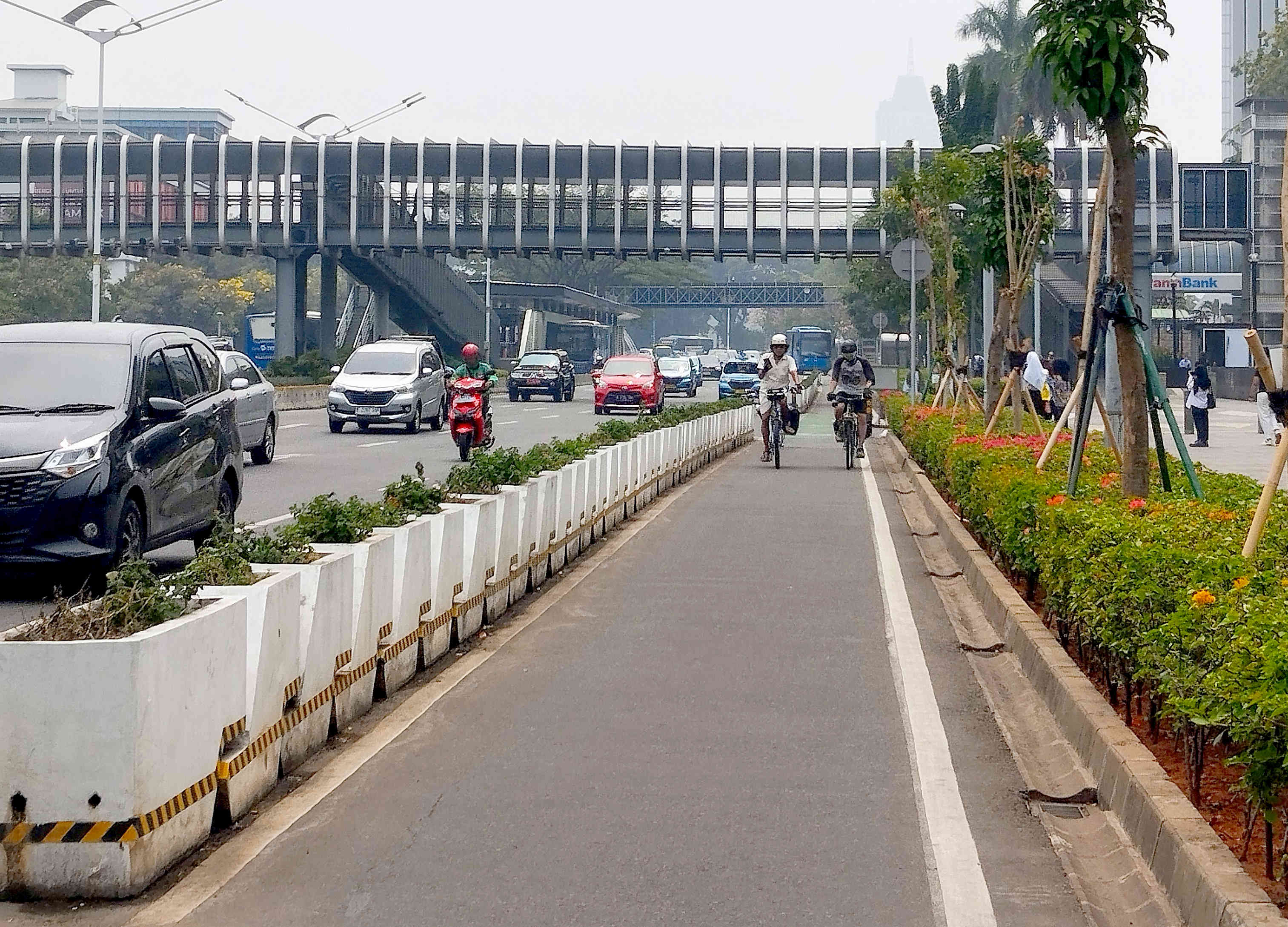  Pesepeda melintas di jalur sepeda kawasan Sudirman-Thamrin