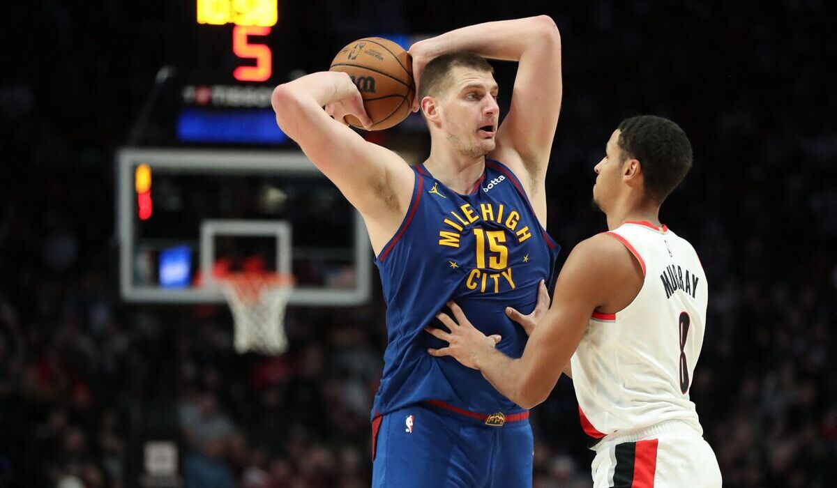 Nikola Jokic #15 pemain  Denver Nuggets (kiri).