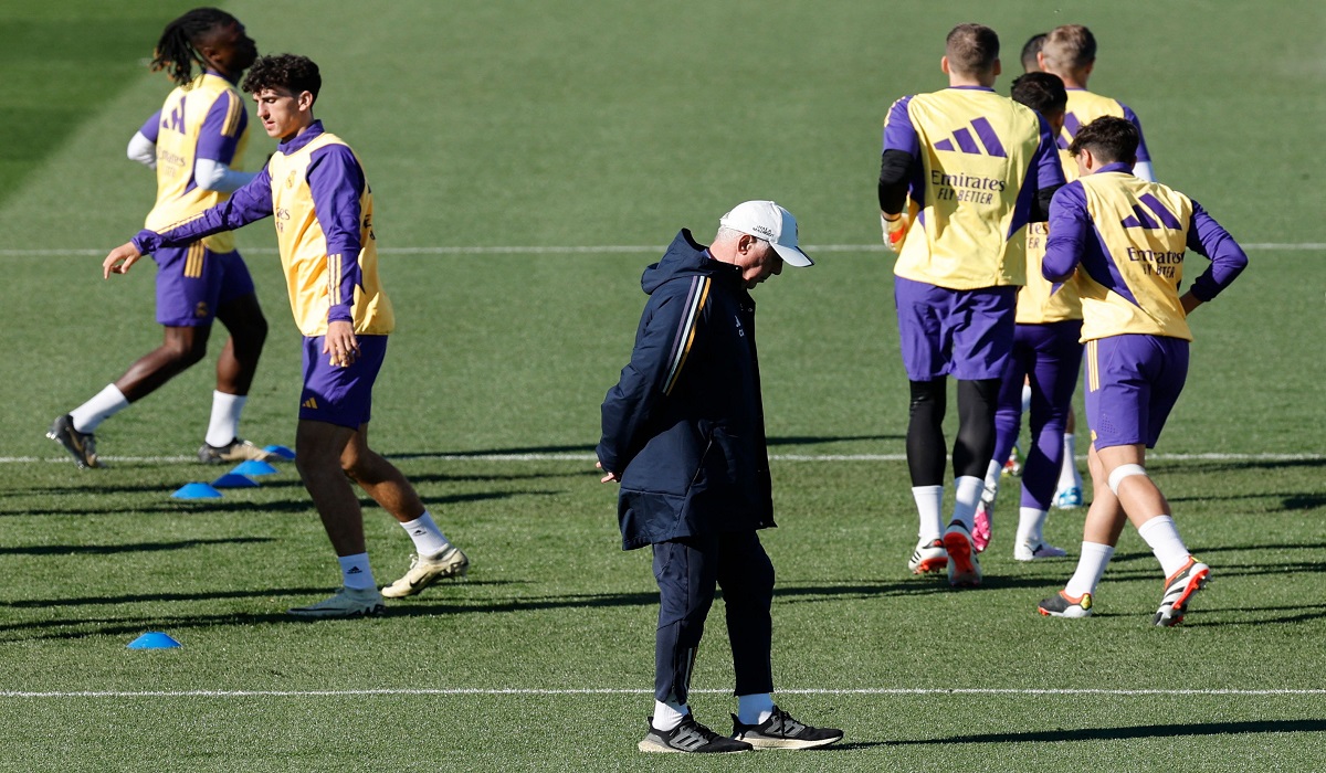 Pelatih Real Madrid Carlo Ancelotti memantau latihan anak asuhnya