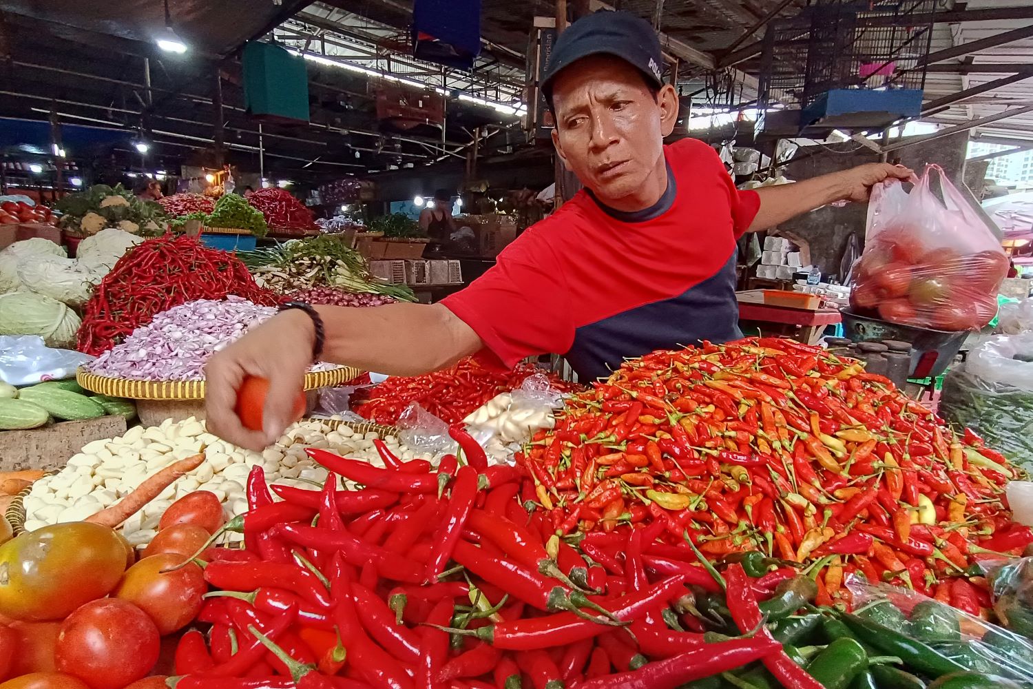  Suasana kesibukan pedagang cabai di Pasar Kebayoran, Jakarta, Senin (29/1/2024).