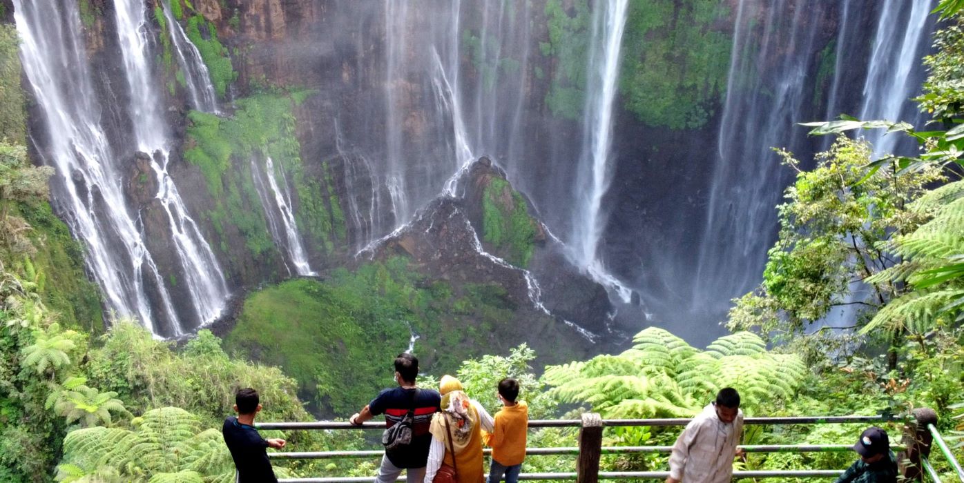 Pemandangan di lokasi wisata air terjun Tumpak Sewu.