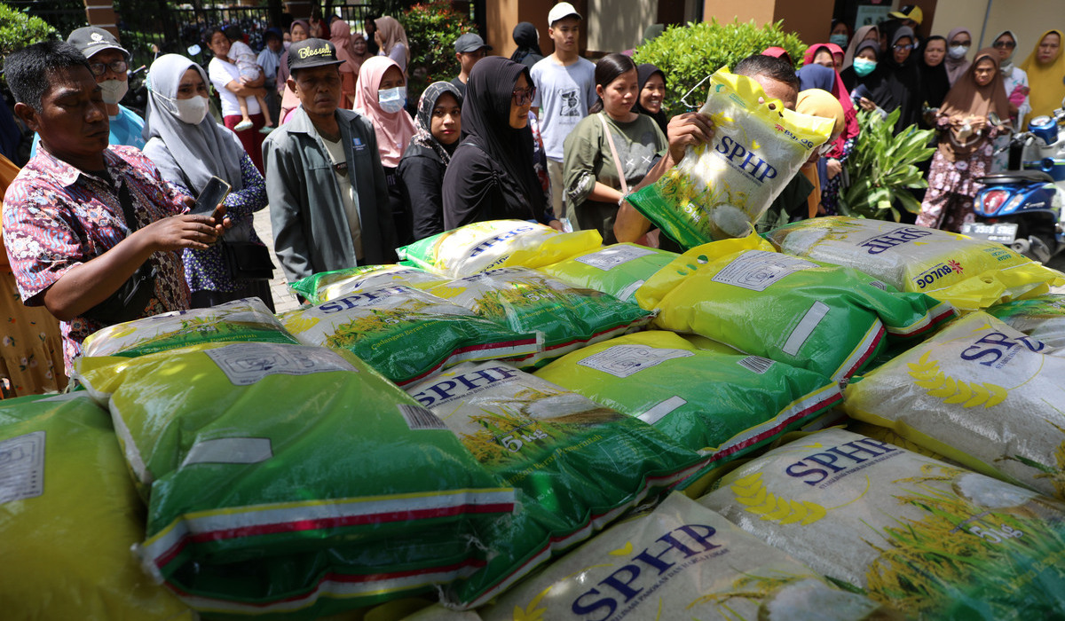 Ratusan warga antre berbelanja Beras Program Stabilisasi Pasokan dan Harga Pangan (SPHP) di Tangerang.
