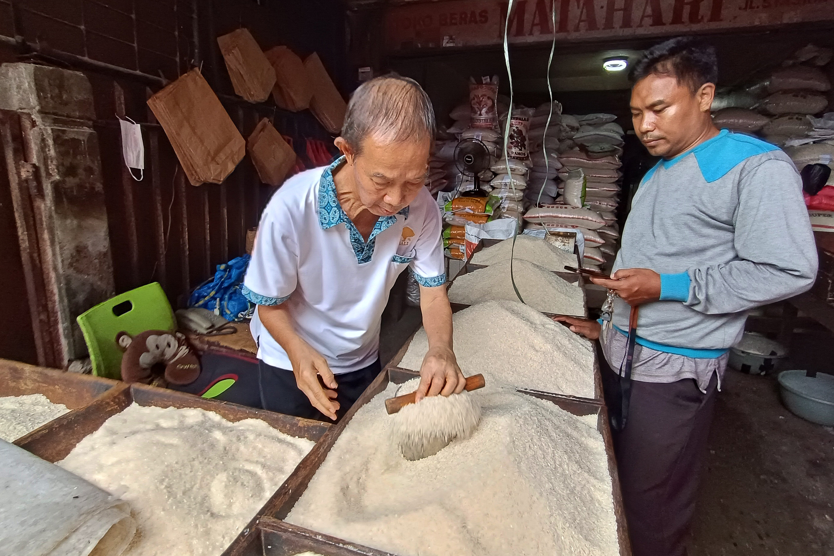 Suasana kesibukan toko beras di Pasar Kebayoran, Jakarta