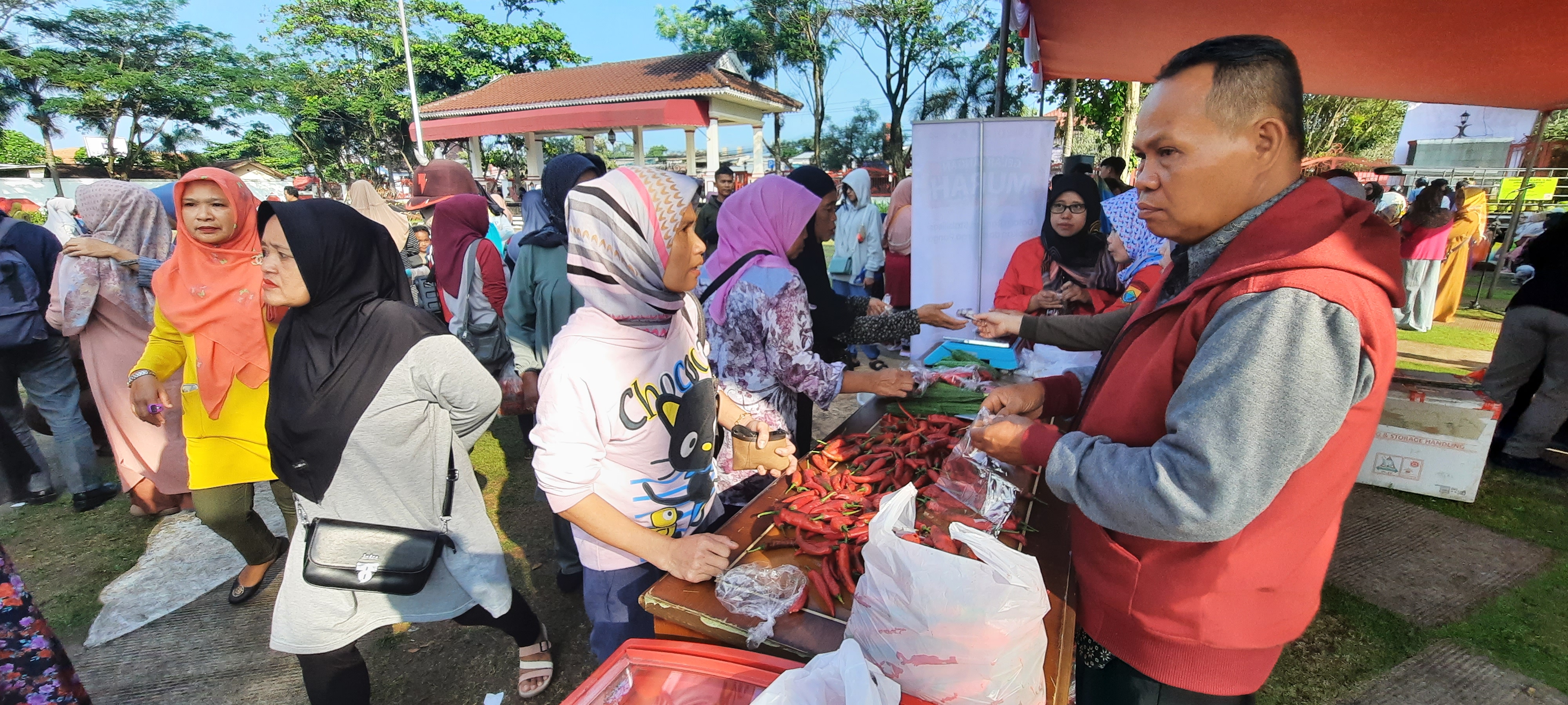 Warga antusias berbelanja pada kegiatan Gelar Pangan Murah