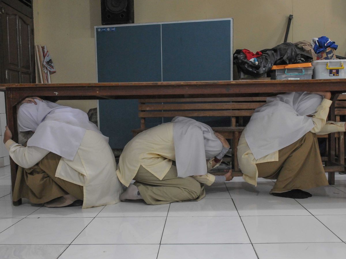 Para siswa mengikuti pelatihan penyelamatan saat terjadi bencana gempa bumi di Madrasah Pesis, Matraman, Jakarta Timur, Selasa (19/09/2023).