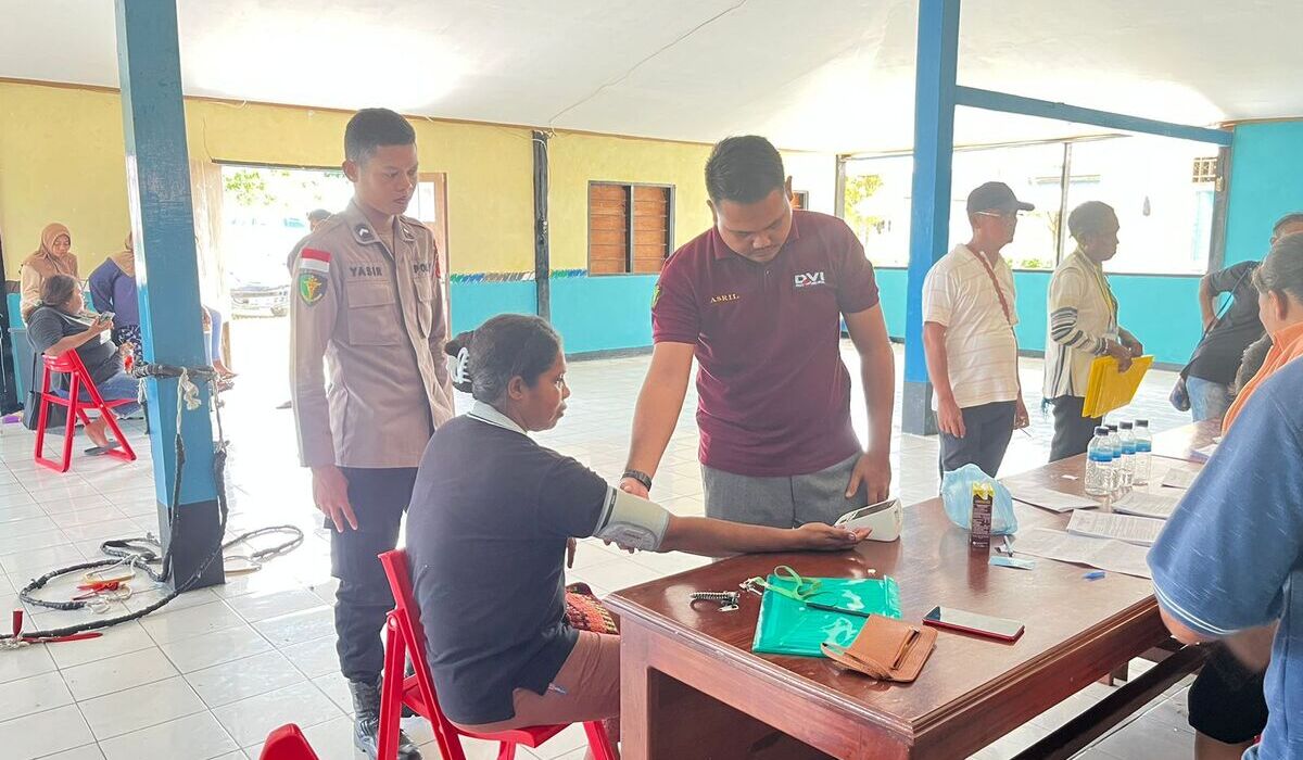 Tim Patroli Kesehatan Polda Papua berikan layana kesehatan di TPS.