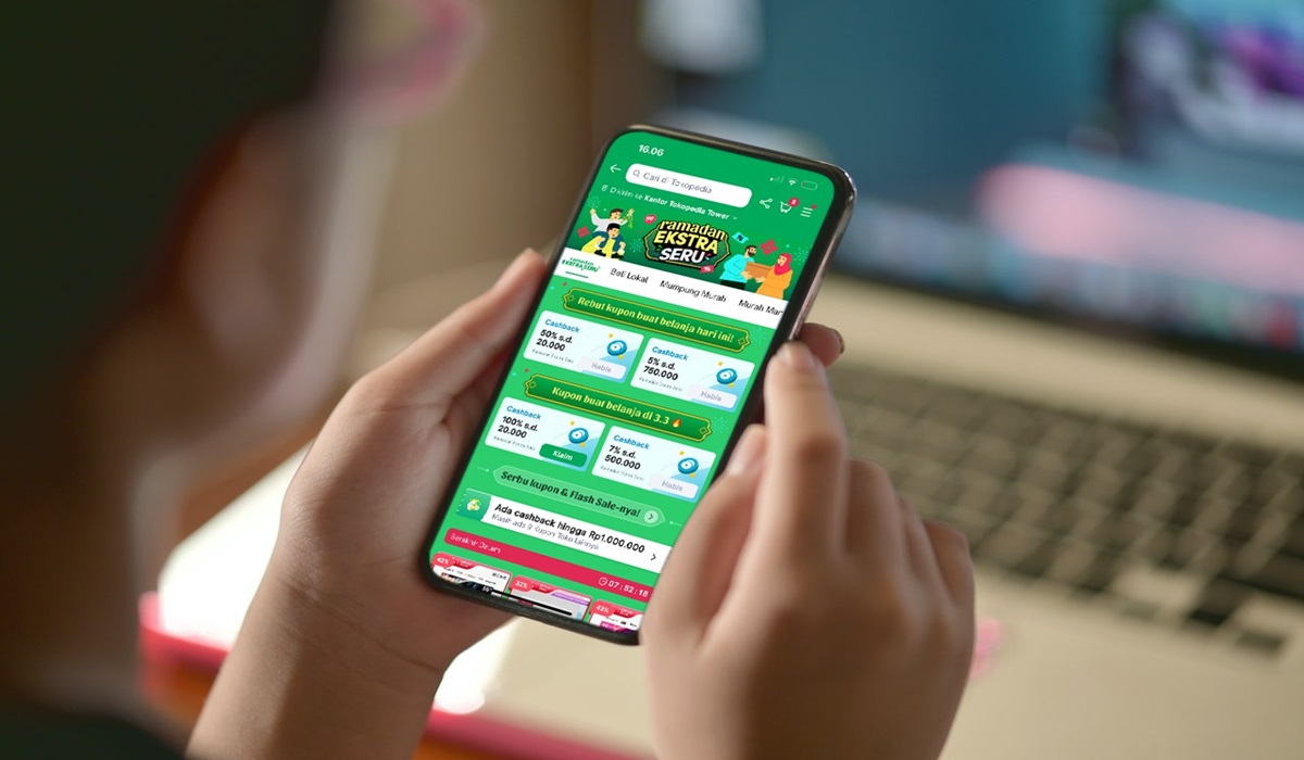 Tokopedia dan TikTok mencatat adanya lonjakan pembelian produk fesyen, terutama baju Muslim, yang mencatat kenaikan hingga 37%.