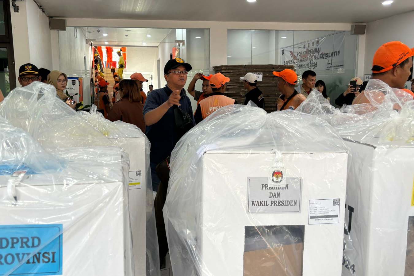 Pendistribusian logistik pemilu di Jakarta.