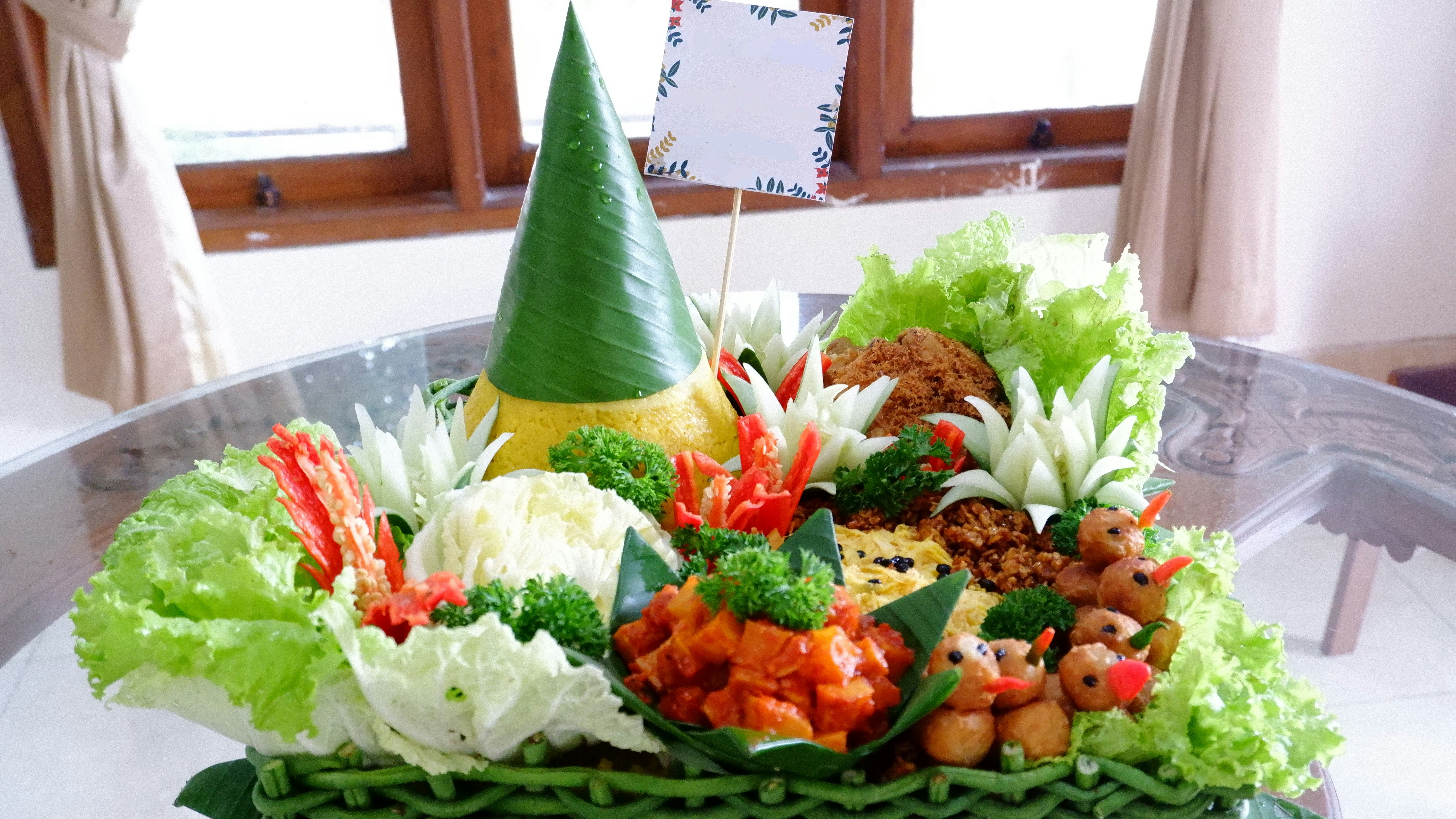 Tumpeng merupakan bentuk hidangan yang melambangkan alam gunung dan sekelilingnya, yang sekaligus simbol kesejahteraan.