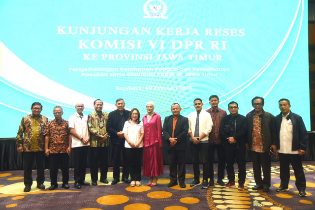 Wakil Ketua Komisi VI DPR RI Sarmuji foto bersama usai memimpin Kunjungan Kerja Reses Ke Provinsi Jawa Timur, Senin (19/2/2024). 