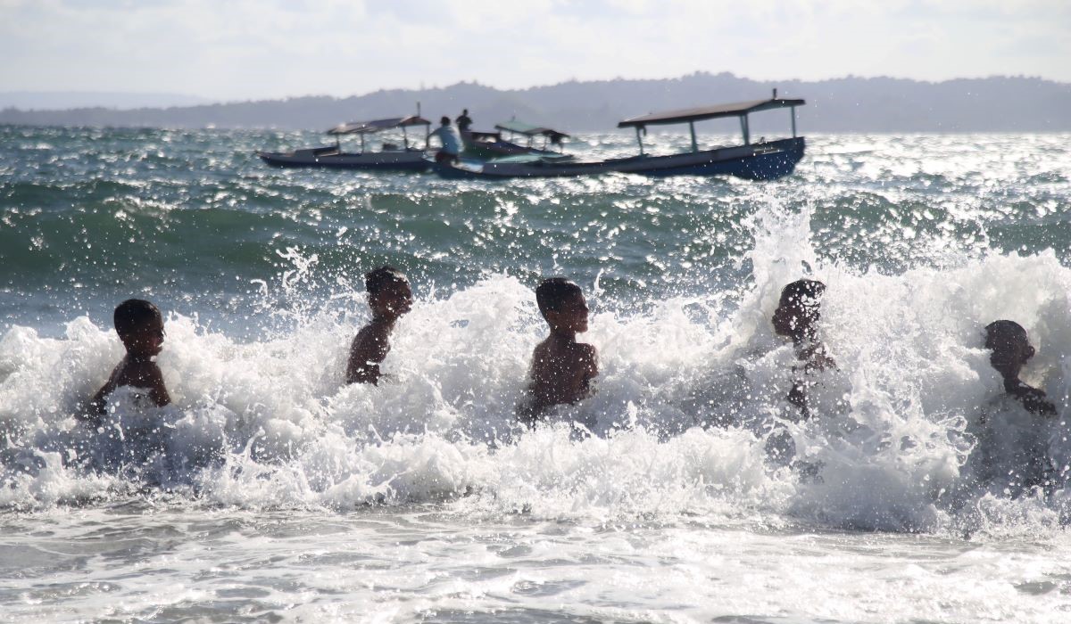 Ilustrasi: sejumlah anak bermain air di Pantai Labuha,