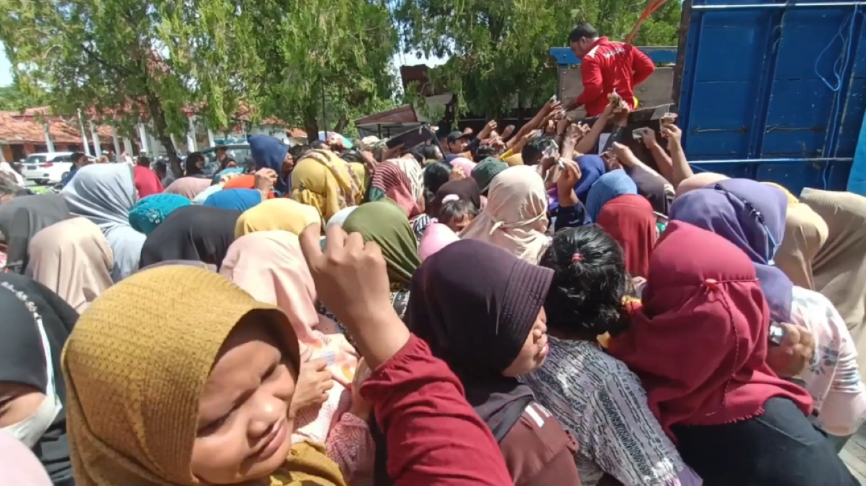 Suasana operasi pasar beras stabilisasi pasokan dan harga pangan (SPHP) milik Bulog di halaman kantor Kecamatan Wirosari, Selasa (27/2).