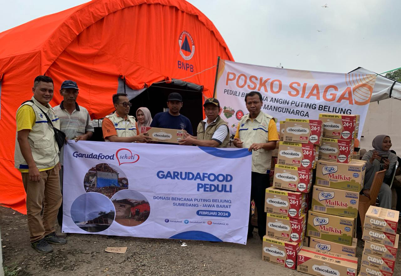 PT Garudafood memberikan bantuan bagi korban puting beliung di Sumedang, Jawa Barat.