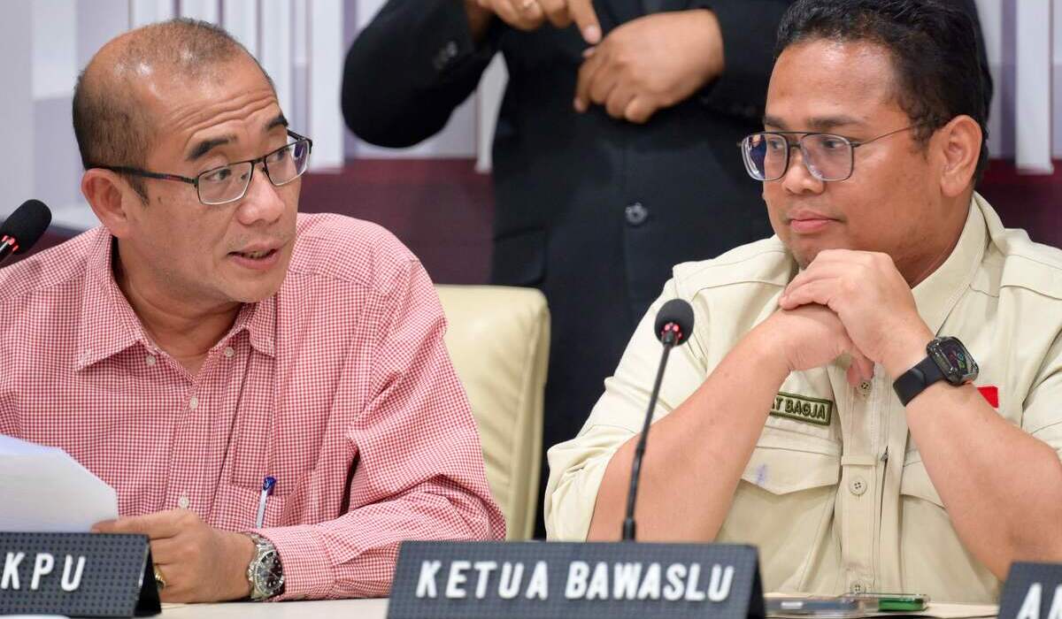 Ketua KPU Hasyim Asyari (kiri) dan Ketua Bawaslu Rahmat Bagja (kanan).