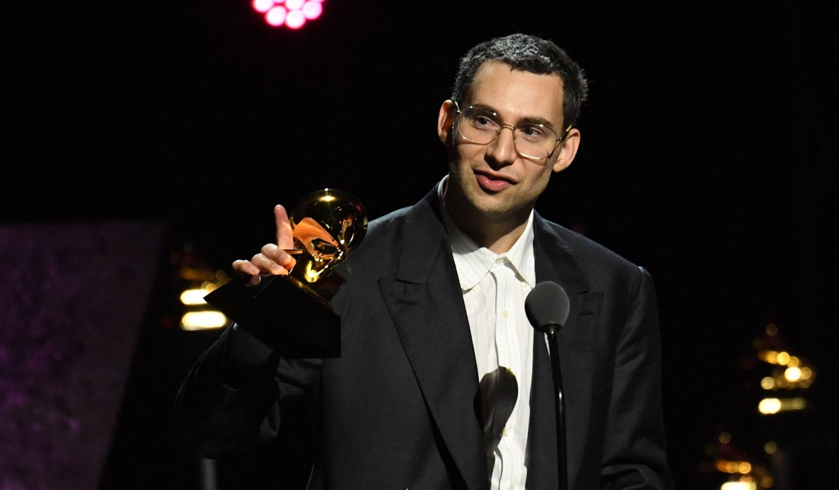 Jack Antonoff, produser pemenang Grammy dan kolaborator jangka panjang Taylor Swift, menepis kritik terhadap kemampuan penulisan lagu Swift.