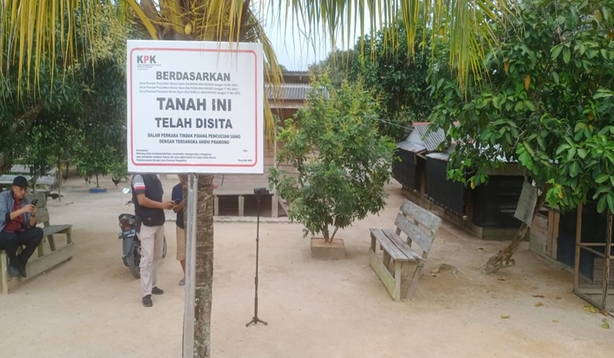 KPK telah menyita tiga lahan yang diduga dimiliki oleh mantan Kepala Bea Cukai Makassar, Andhi Pramono, terkait TPPU