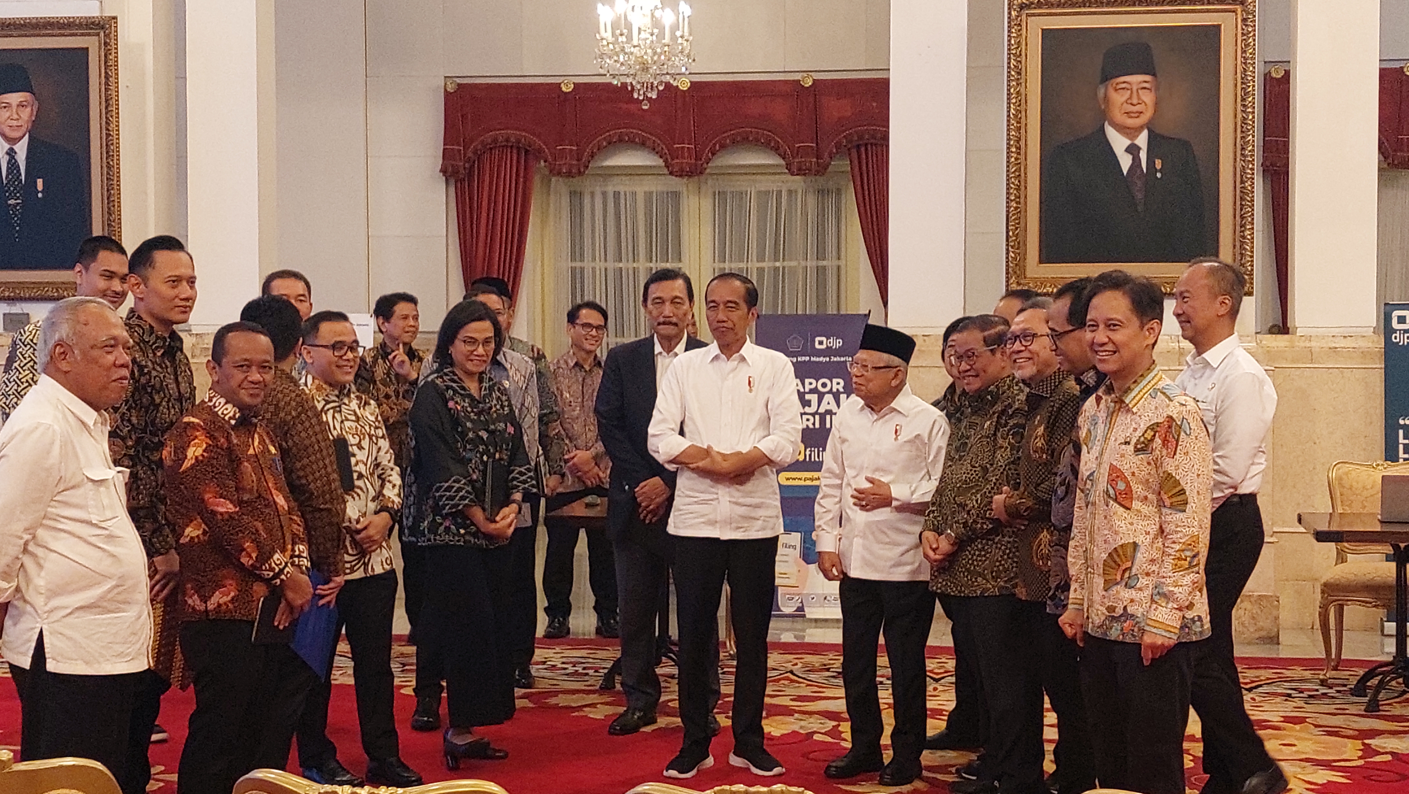 Jokowi berkumpul dengan para menterinya di Istana Negara