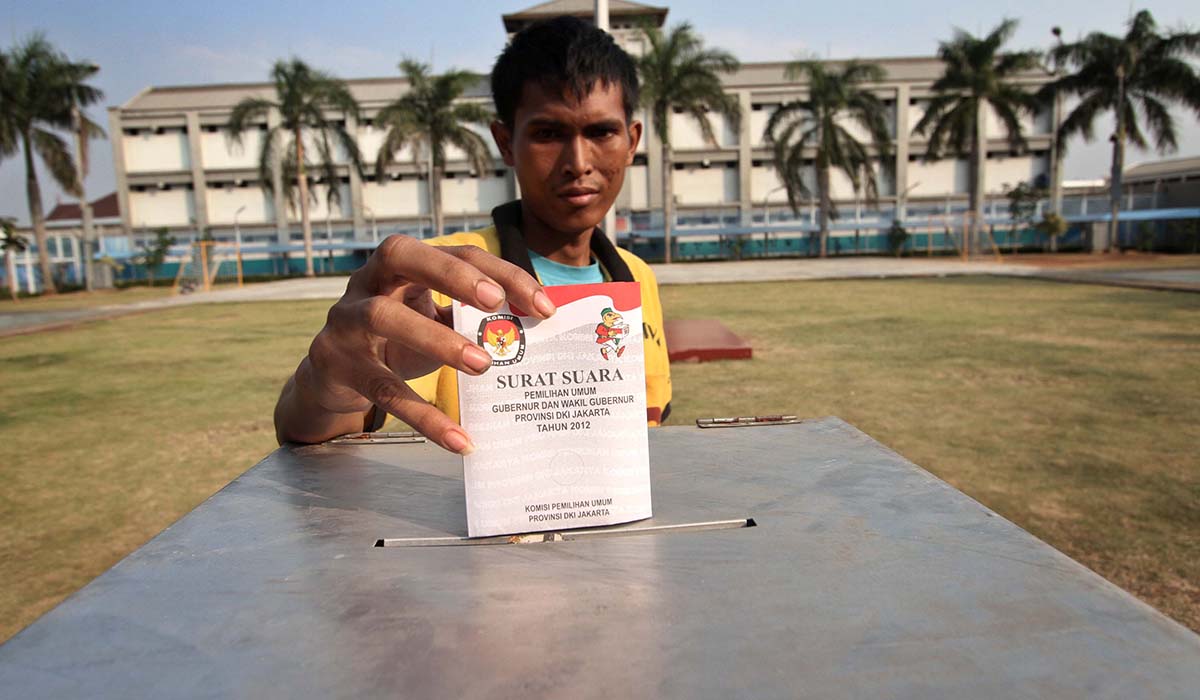 Calon pemilih mengikuti sosialisai dan simulasi memilih Calon Gubernur DKI Jakarta pada 2012.