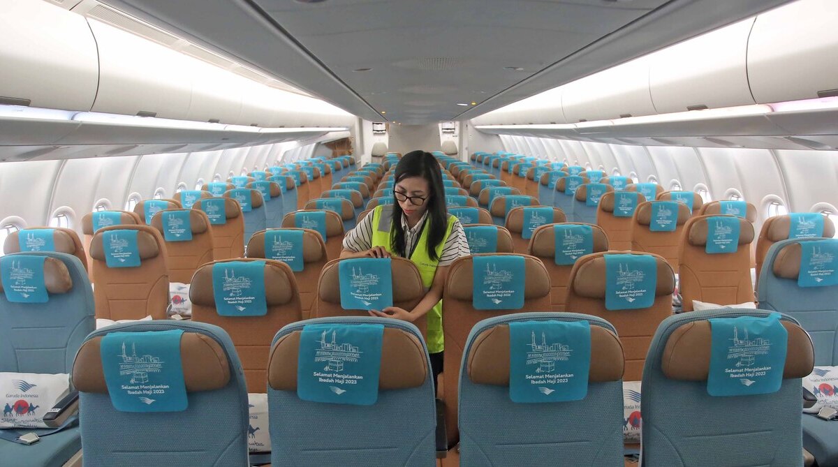 Pekerja Garuda Maintenance Facility (GMF) merapikan fasilitas di pesawat Garuda Indonesia.