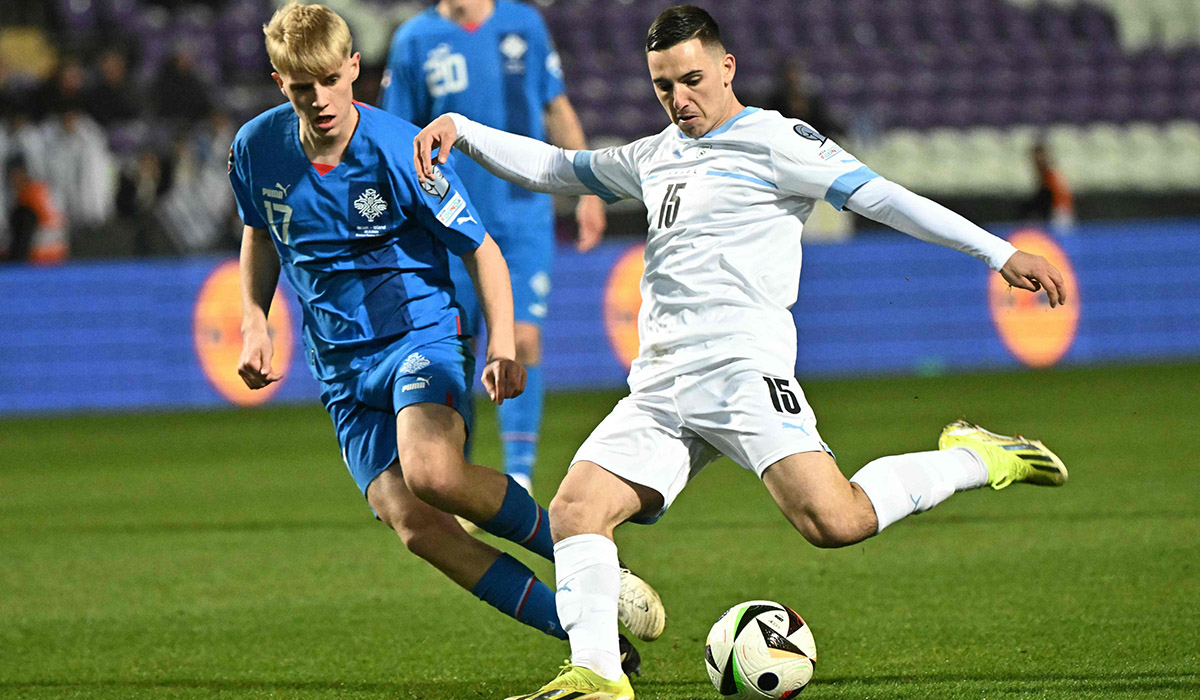 Gelandang Israel Oscar Gloukh (kanan) hendak menendang bola saat timnya berhadapan dengan Islandia.