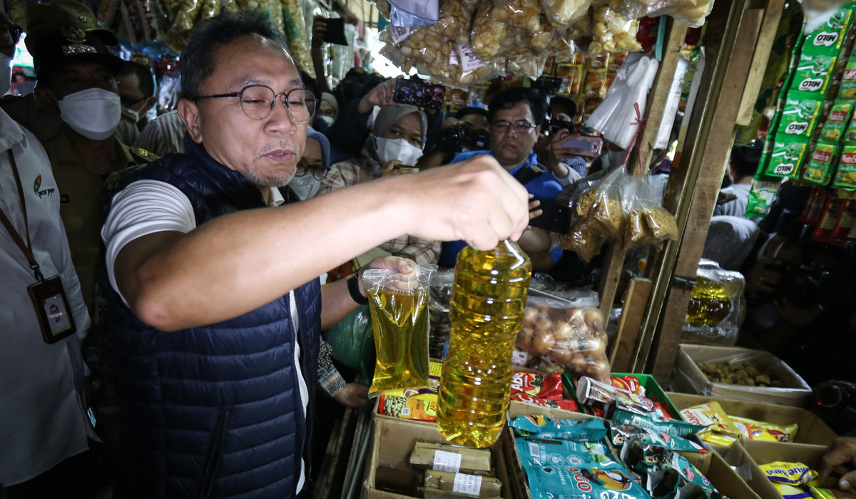 Menteri Perdagangan Zulkifli Hasan menunjukkan minyak goreng curah di pasar Ciracas, Jakarta.