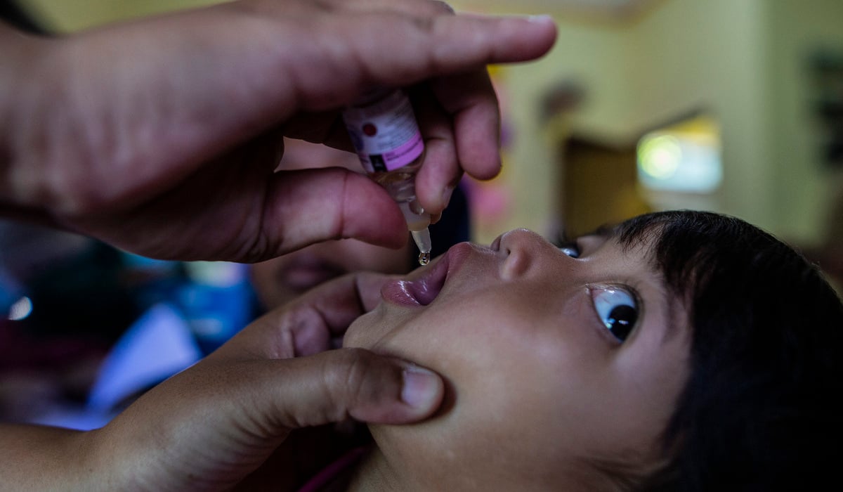 Seorang anak di Bogor menerima vaksin polio. Pemerintah Indonesia diketahui menyumbang vaksin polio ke Afghanistan.