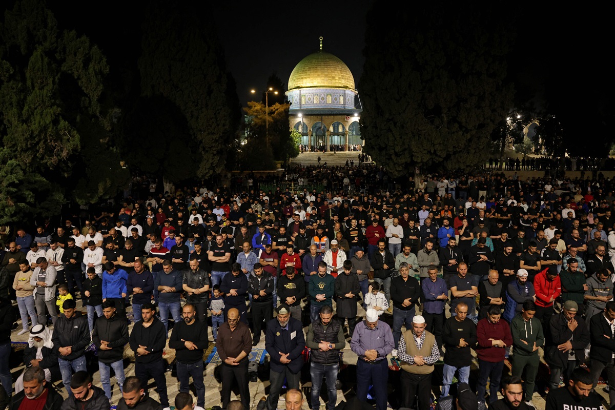 Sebanyak 50.000 warga Palestina melaksanakan salat tarawih di Masjid Al Aqsa di Yerusalem timur, Kamis (21/3)