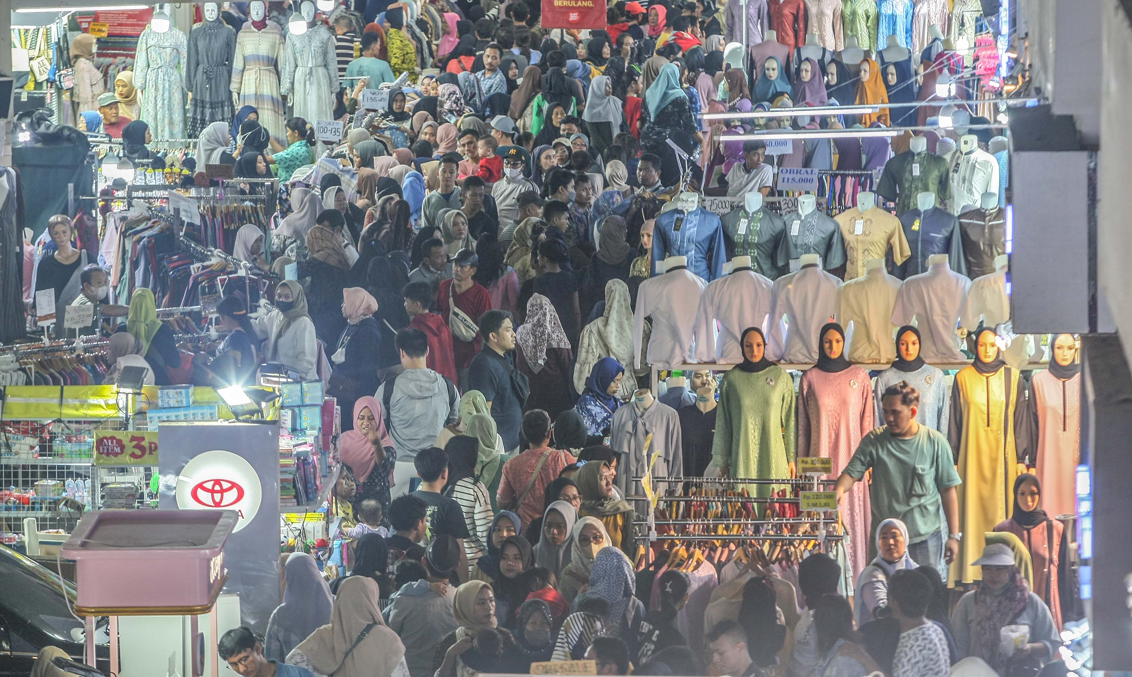 Aktivitas jual beli di Pasar Tanah Abang