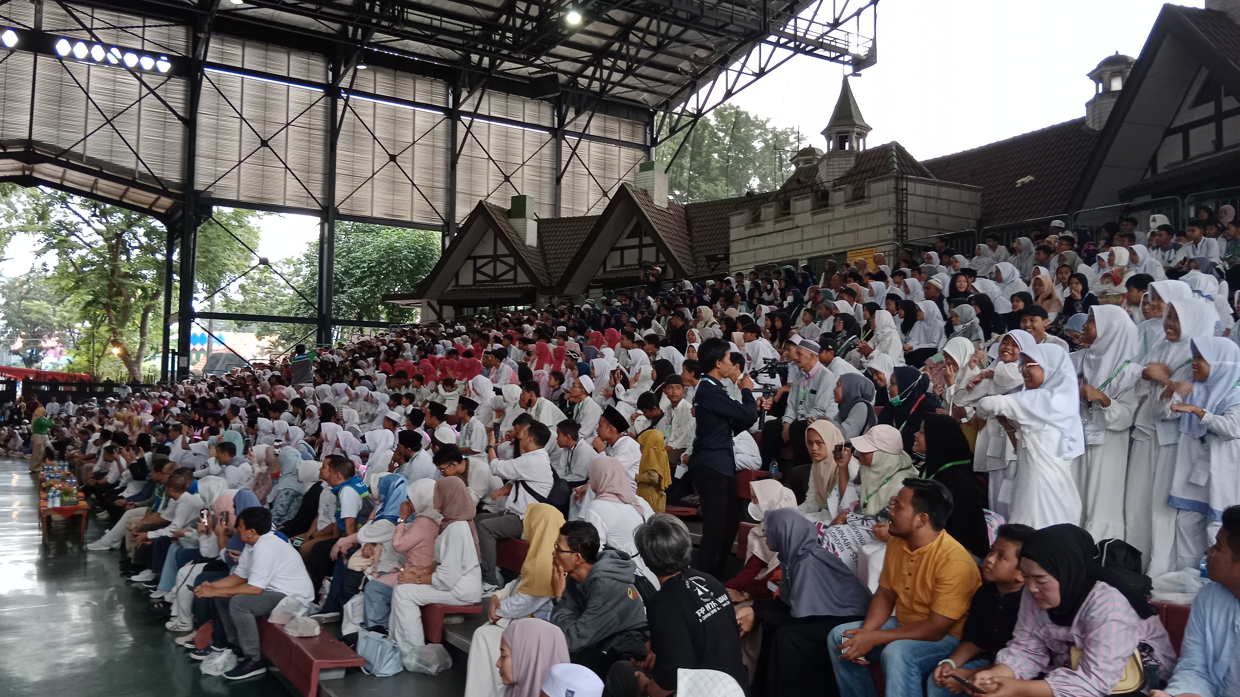 Ribuan anak yatim mendapatkan santunan Ramadan dari yayasan Al-Azhar Kelapa Gading Alazka Care