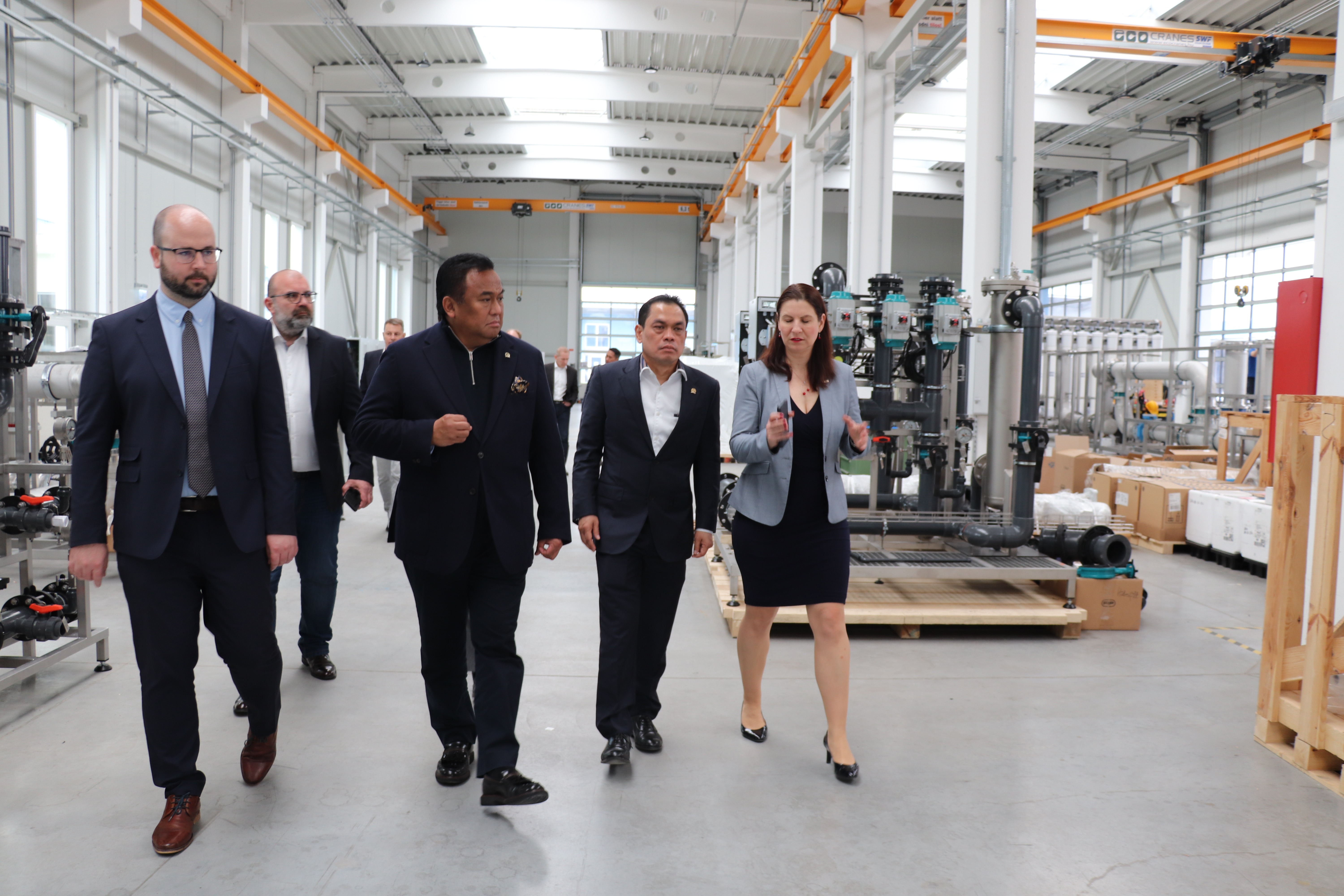 Wakil Ketua DPR RI Rachmat Gobel saat mengunjungi industri pengolahan air laut untuk menjadi air minum di Nagykanizsa, Hungaria.