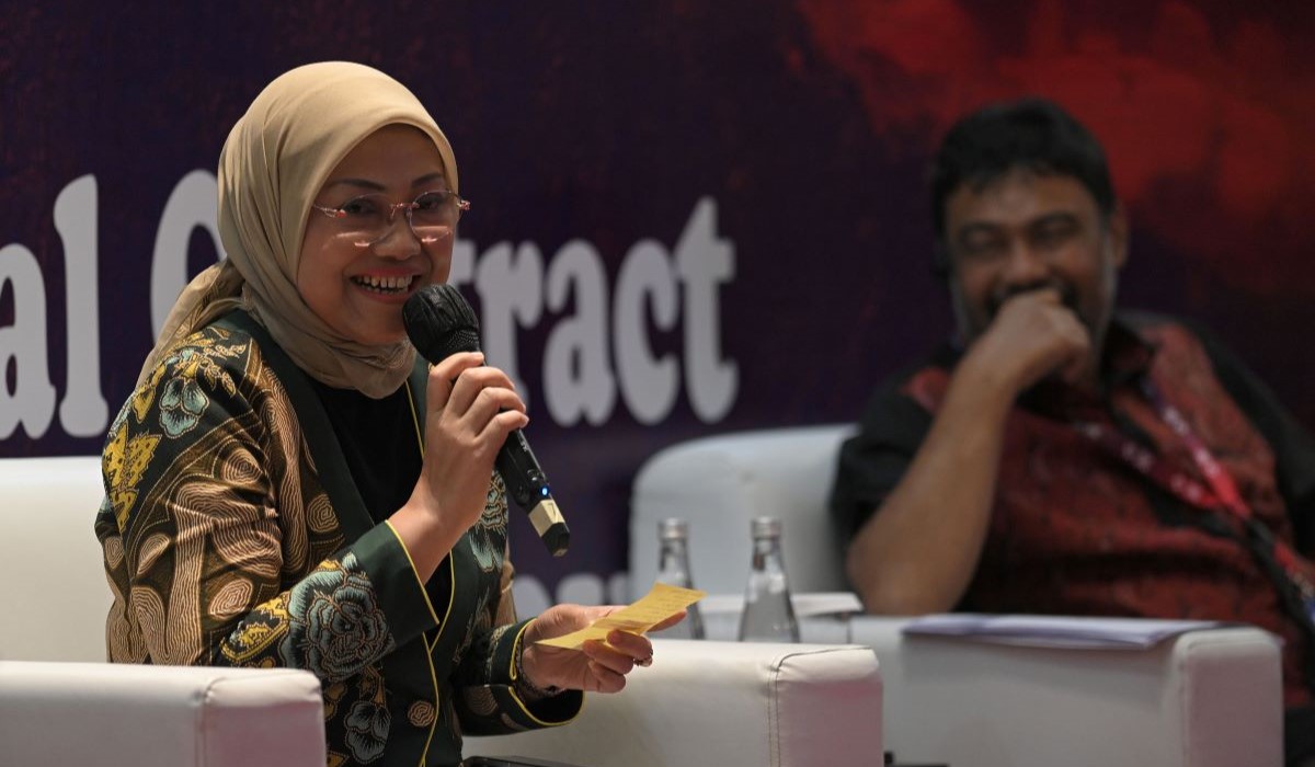 Menteri Ketenagakerjaan Ida Fauziyah (kiri) dan Presiden Konfederasi Serikat Pekerja Indonesia (KSPI) Said Iqbal (kanan)