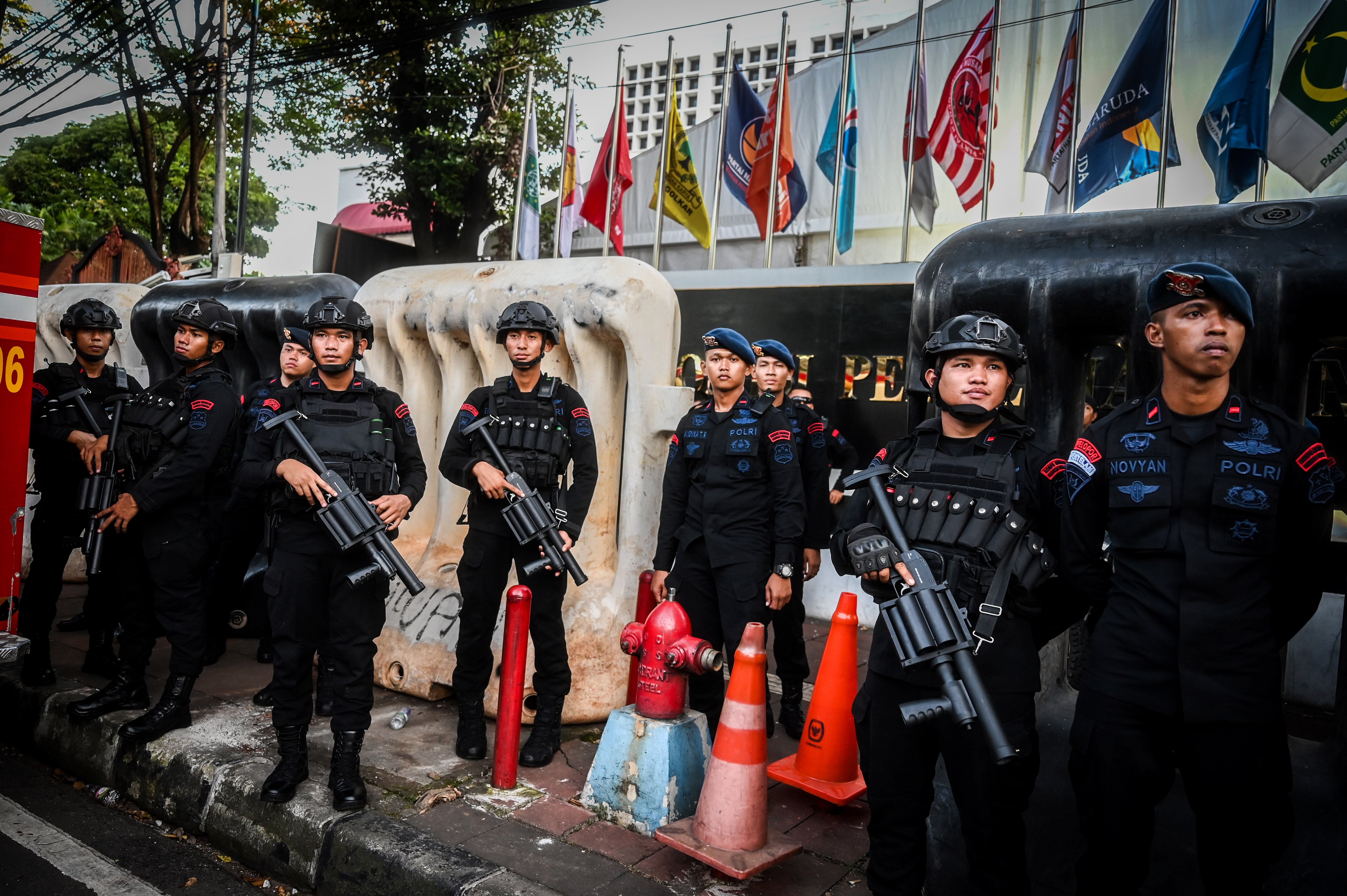 Petugas Kepolisian berjaga di depan Gedung KPU, Jakarta