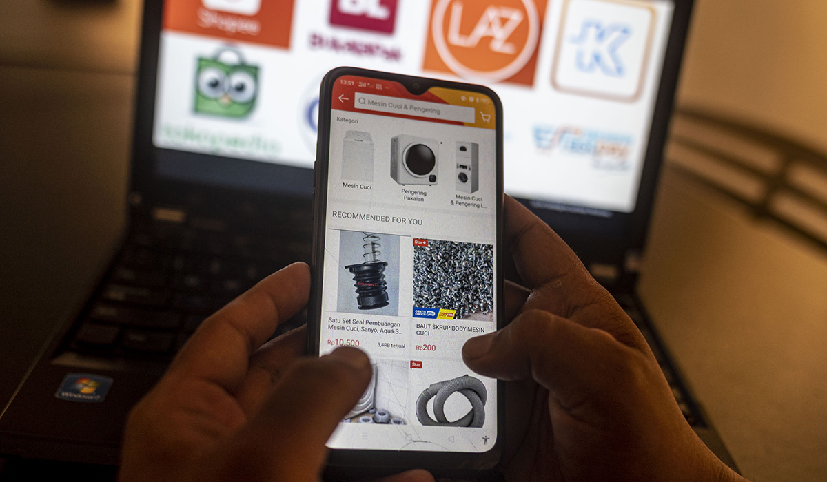 Warga mengakses aplikasi belanja daring di Jakarta, Sabtu (10/9/2022).