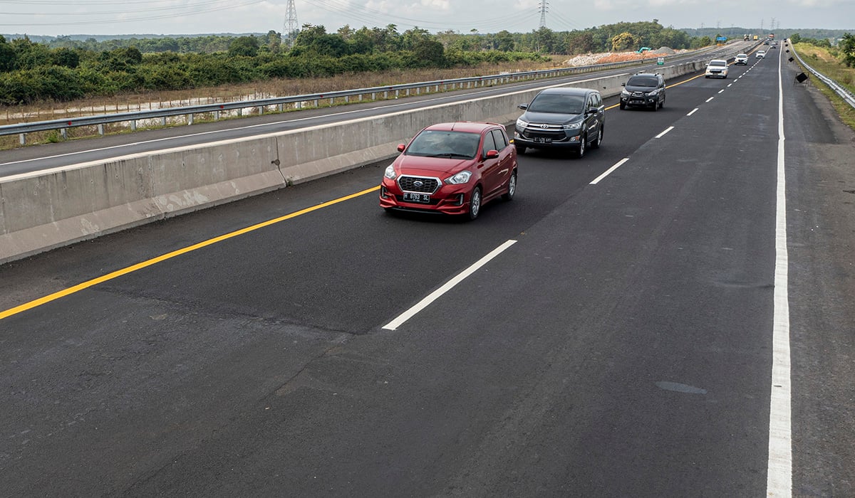 Sejumlah kendaraan pemudik melintas di Jalan Tol Trans Sumatera (JTTS) ruas Terbanggi Besar-Kayu Agung di Kabupaten Tulang Bawang, Lampung.